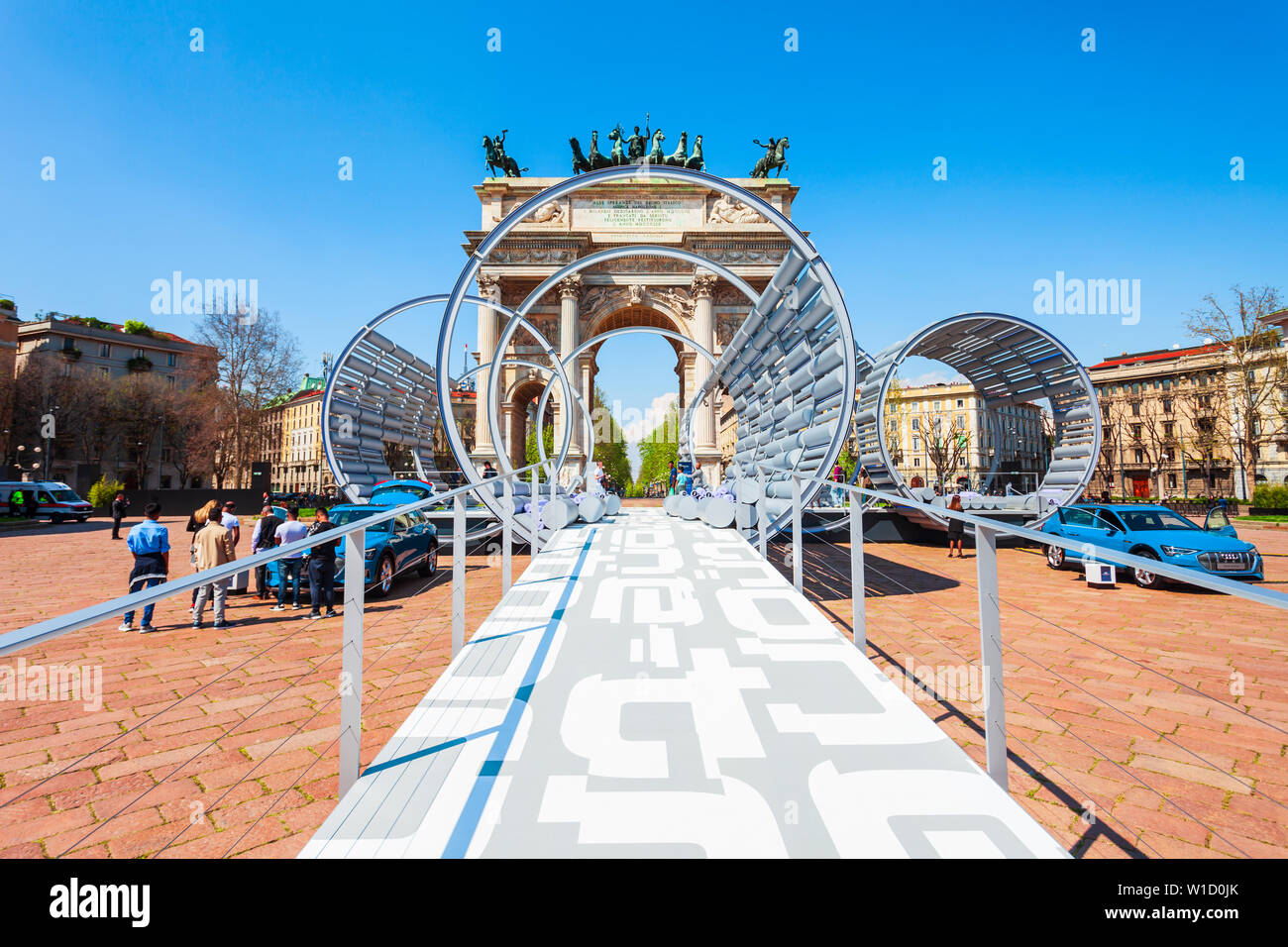 Mailand, Italien - 09 April, 2019: Audi e-tron Auto Präsentation in der Nähe des Arch des Friedens in Parco Sempione Main City Park von Mailand in Italien Stockfoto