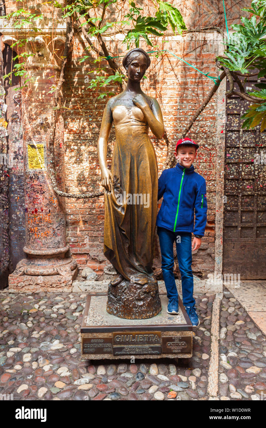 VERONA, Italien - 16 April 2019: Nicht identifizierte junge umarmungen Juliets Statue und House ist eine sehr beliebte Sehenswürdigkeit in Verona, Venetien in Italien Stockfoto