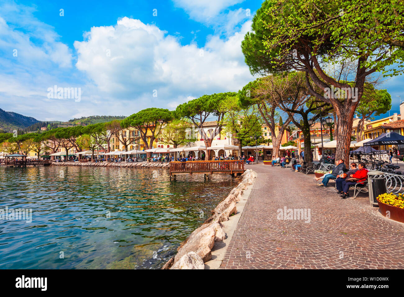 Gardasee, Italien - 12 April 2019: Waterfront in Garda Stadt, am Ufer des Gardasees in der Provinz Verona in Venetien, Italien. Stockfoto