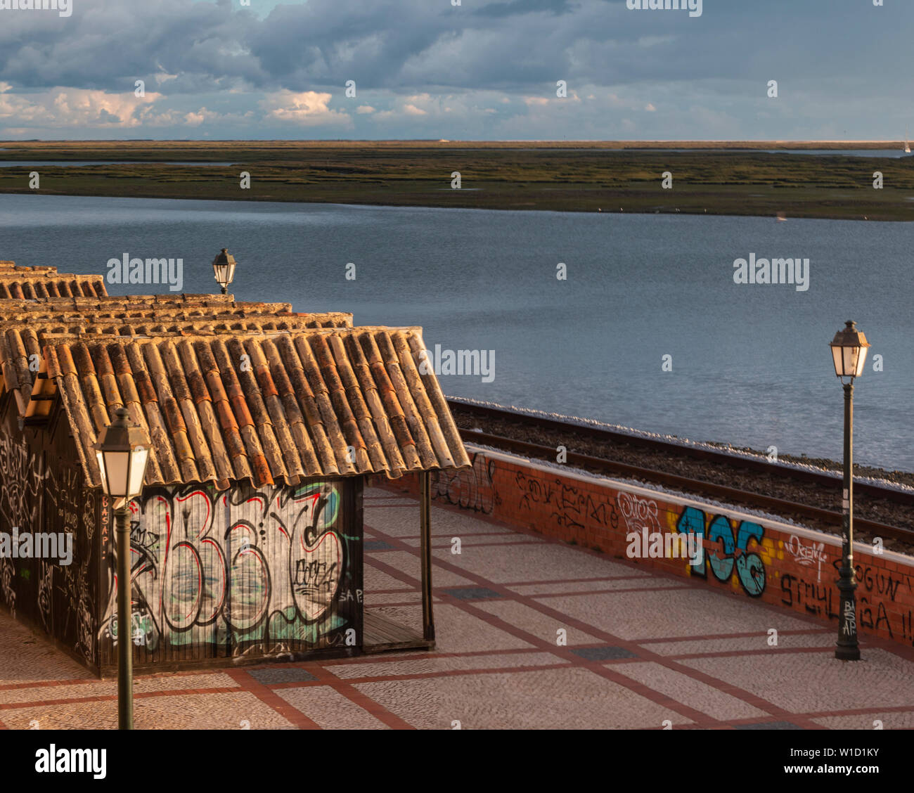 Blick auf das Marschland von Ria Formosa in die Stadt Faro, Portugal. Stockfoto