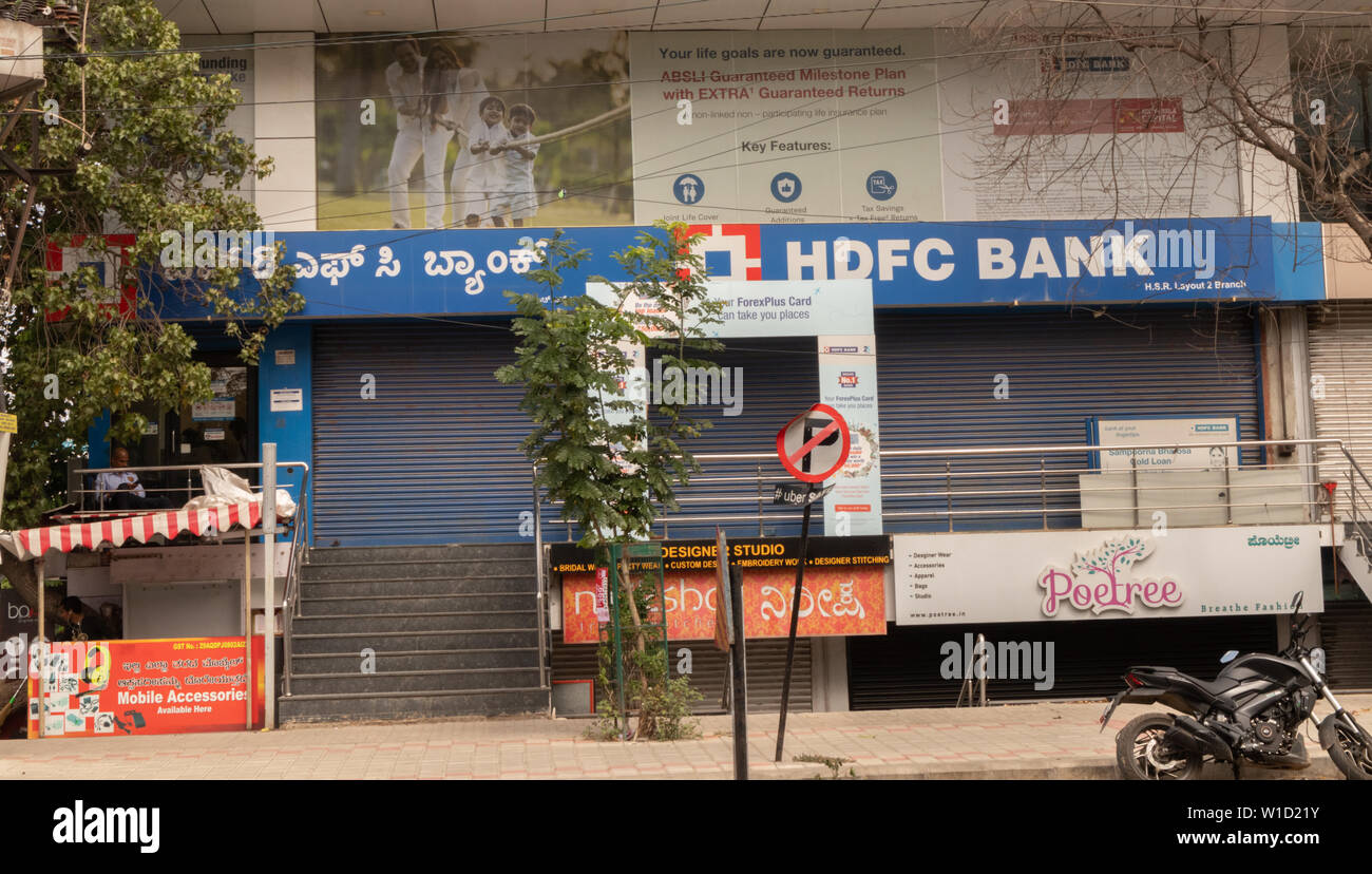 Bangalore, Indien Juni 27,2019: Vorderansicht Gebäude der geschlossenen HDFC Bank in Bangalore. Stockfoto