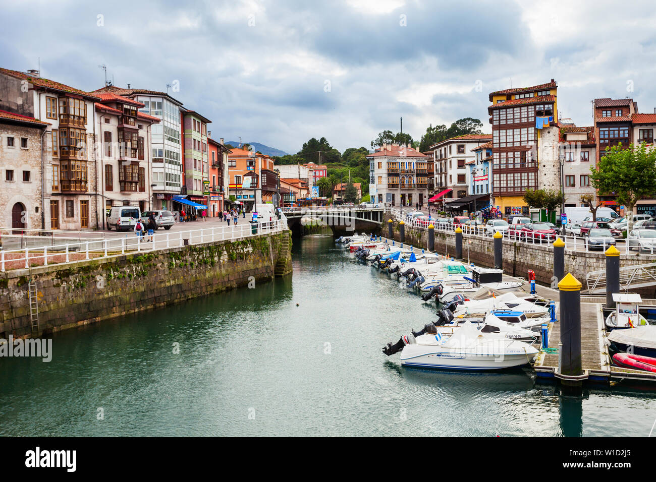 LLANES, SPANIEN - 25. SEPTEMBER 2017: Yachten in der Marina von Llanes City, Provinz Asturien im Norden Spaniens Stockfoto