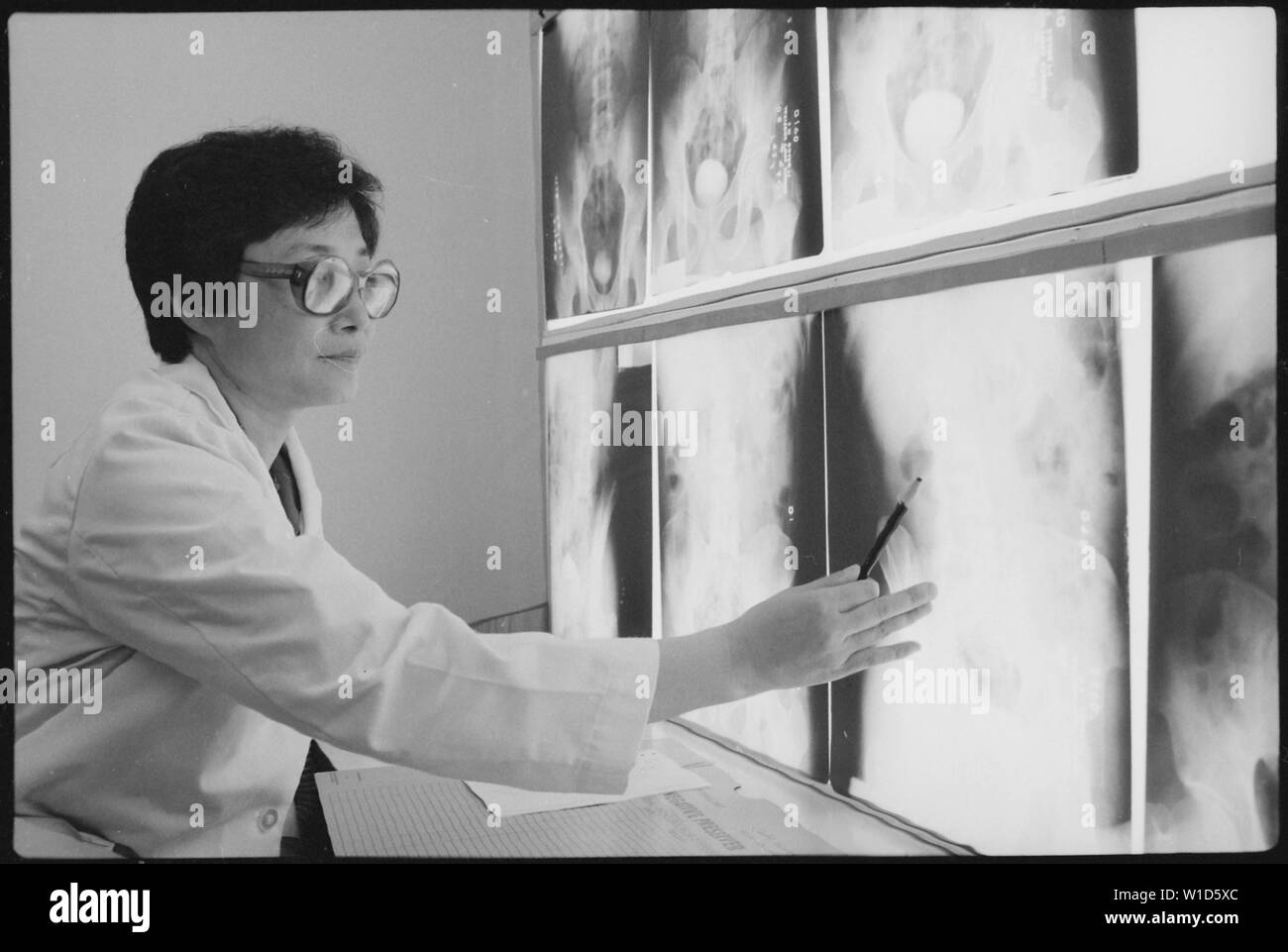 Fort Stewart, Georgia. Frau Doktor. Große Lucy Cho (Arzt), ein Radiologe am Womack Armee Krankenhaus, Studien Röntgenaufnahmen von Patienten. Stockfoto