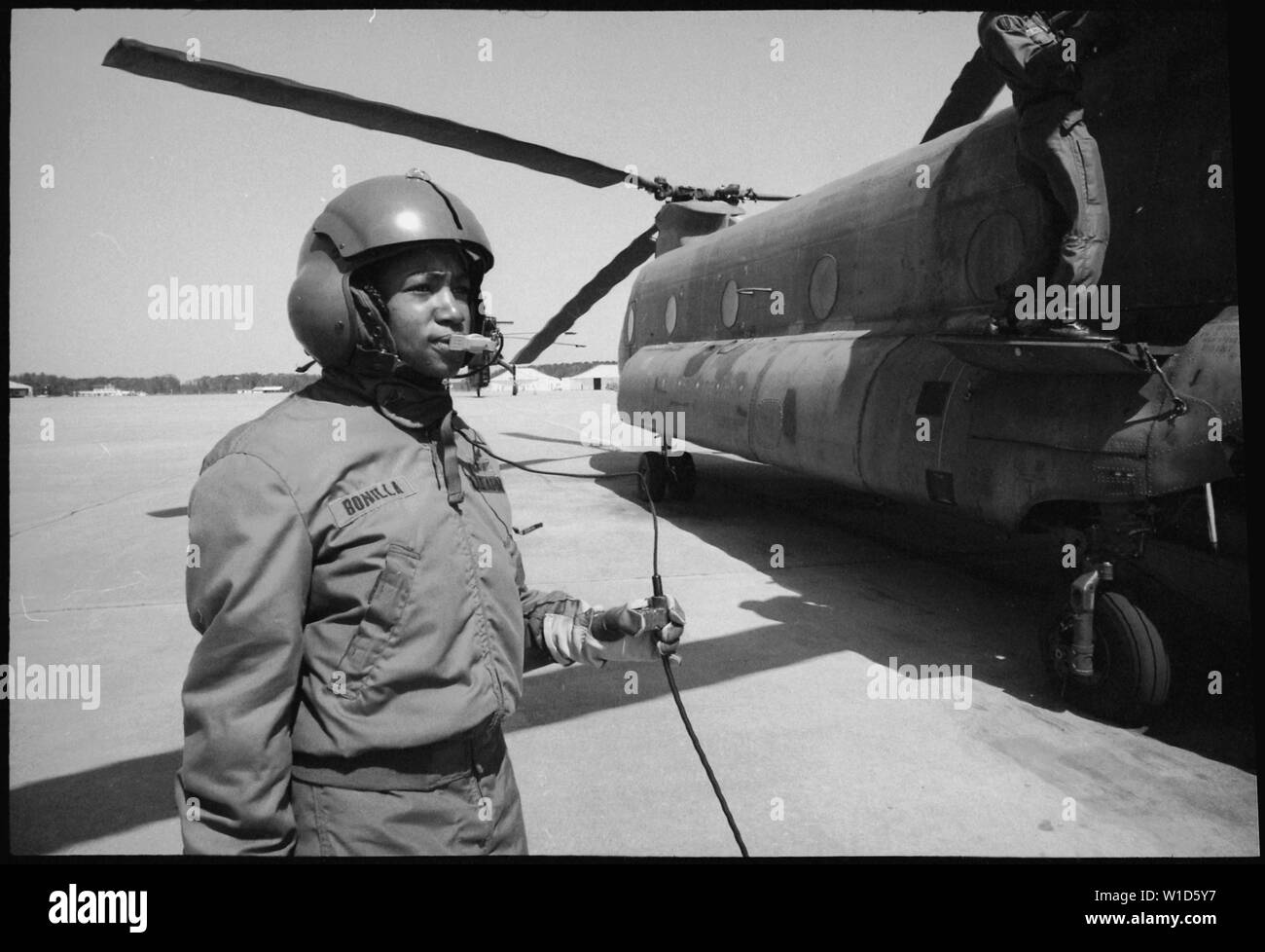 Fort Stewart, Georgia. Weibliche Crew Chief. SP4 Debbie Bonillia, 132 d Avn Firma, ist ein Crew Chief für die Armee CH 47 Chinook Helikopter. SP Bonillia läuft bis Nummer 1 und 2 Motoren auf einem vorflugcheck der Hubschrauber. Stockfoto
