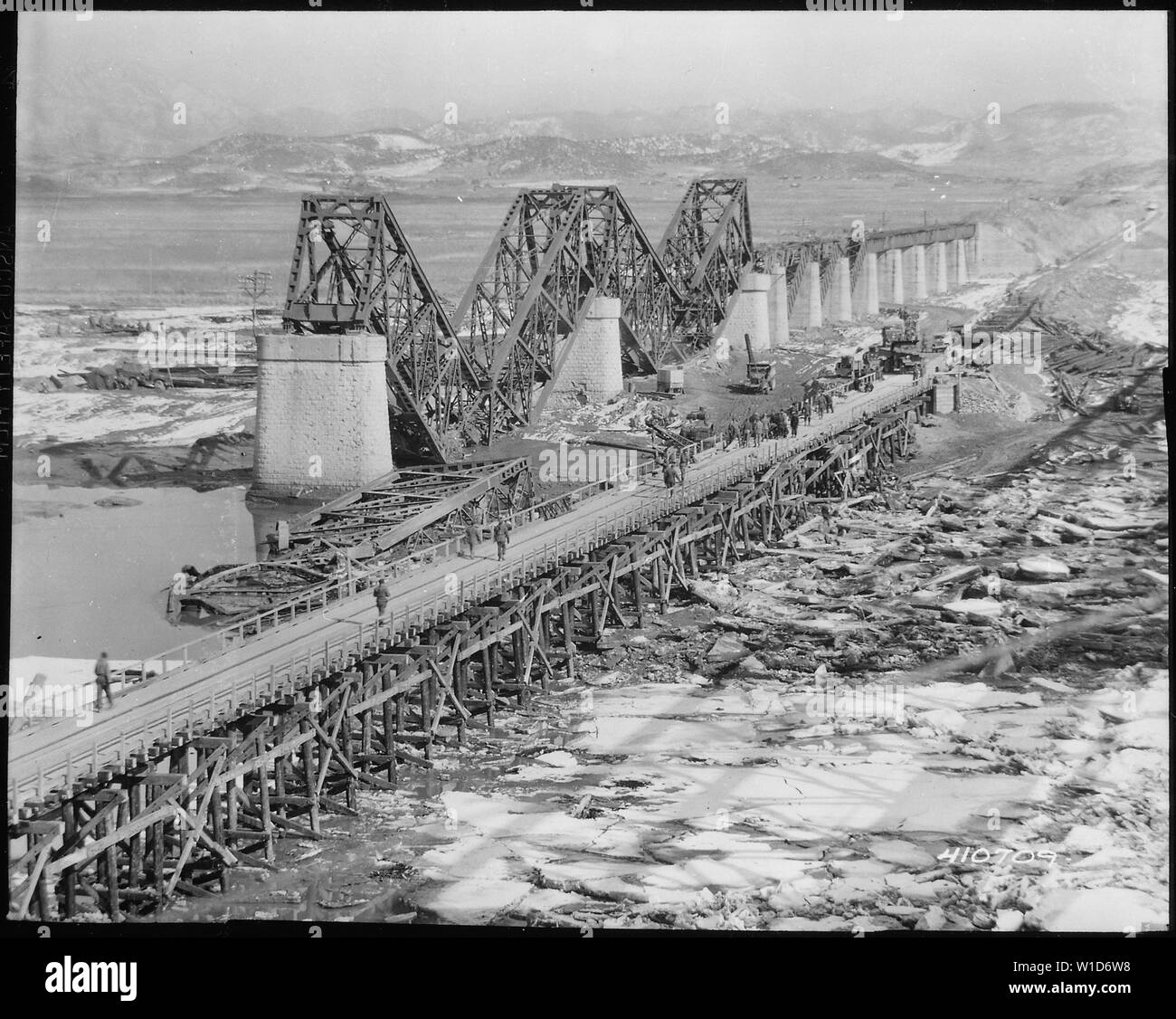 Freiheit Gate Brücke überspannt den Fluss Imjin, durch die 84 Ingenieur Bau Bataillon erbaute Brücke ersetzt vorübergehend die ursprüngliche Struktur, die durch Bomben zerstört wurde.; Allgemeine Hinweise: Verwenden Sie Krieg und Konflikt Nummer 1407 bei der Bestellung eine Reproduktion oder Anforderung von Informationen zu diesem Bild. Stockfoto