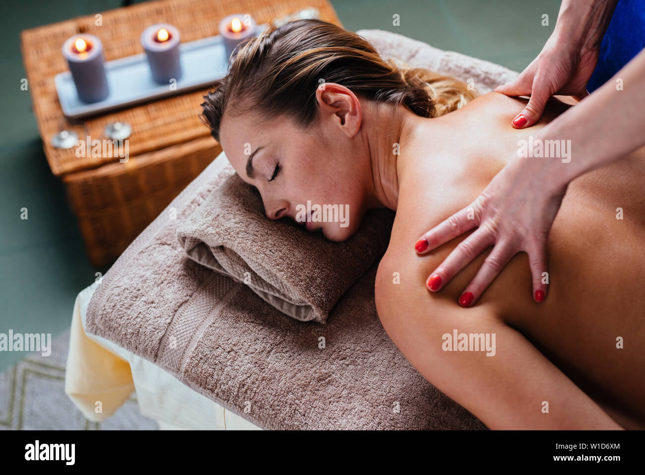 Schöne Frau, Thai massage in exotischen Spa Stockfoto