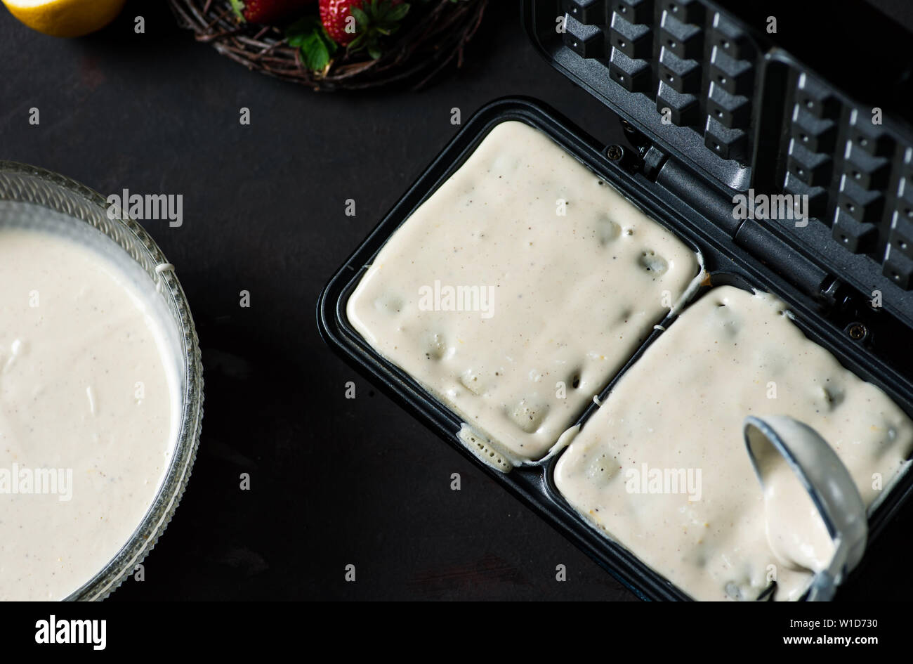 Waffeln Teig backen auf ein Waffeleisen Nahaufnahme Stockfoto