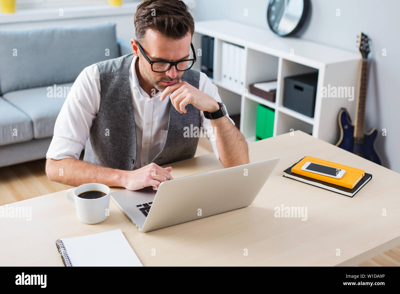 Mann am Laptop arbeiten von zu Hause - home office Konzept Stockfoto