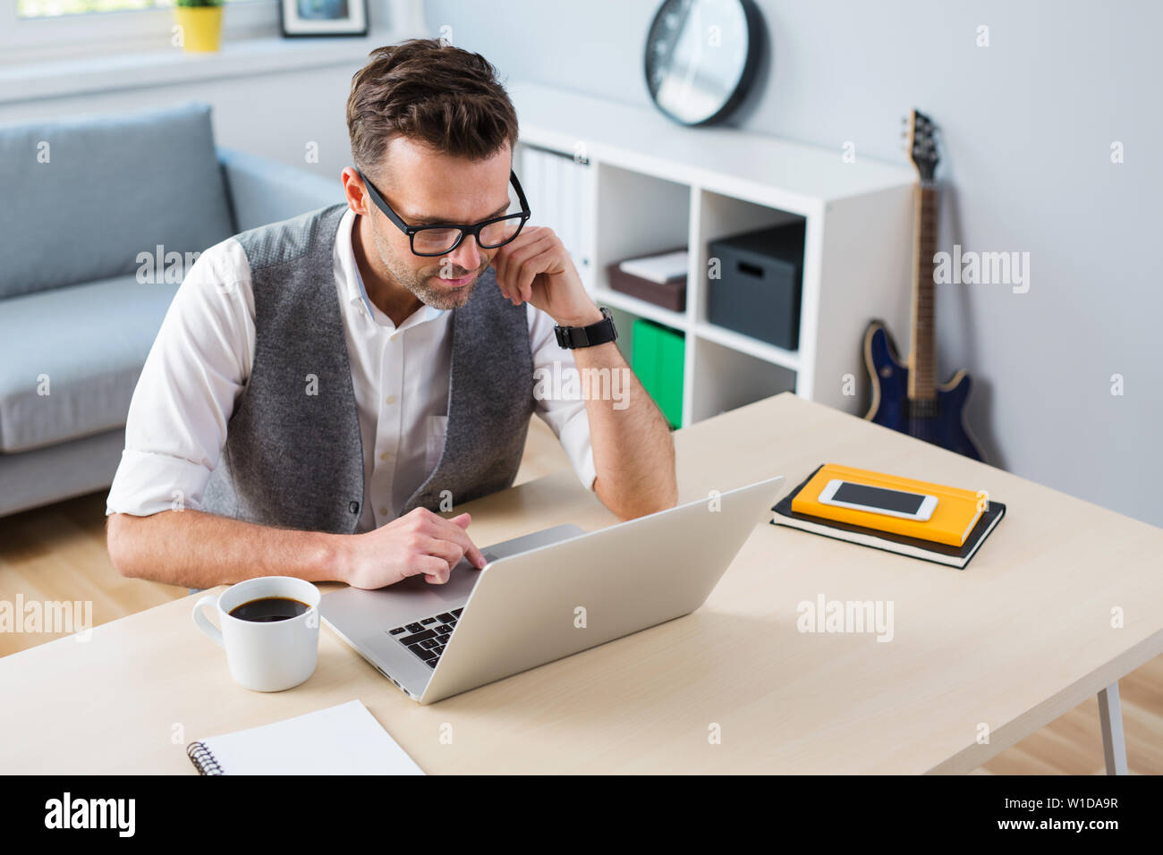 Designer, Freelancer auf Laptop von zu Hause aus arbeiten Stockfoto