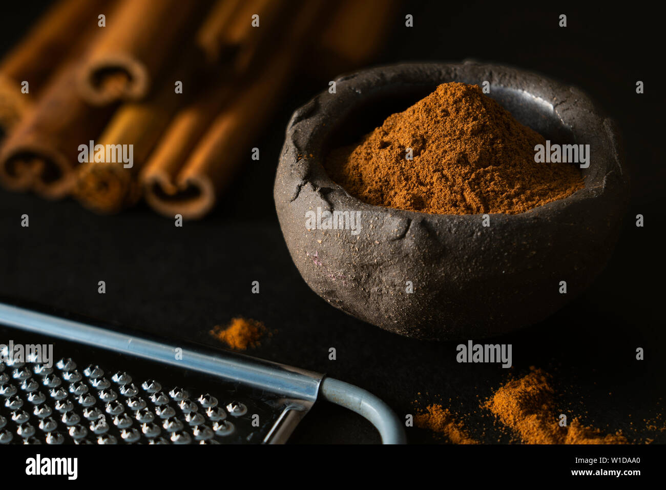 Cinnamon Sticks mit Sternanis und Nelken. Stockfoto