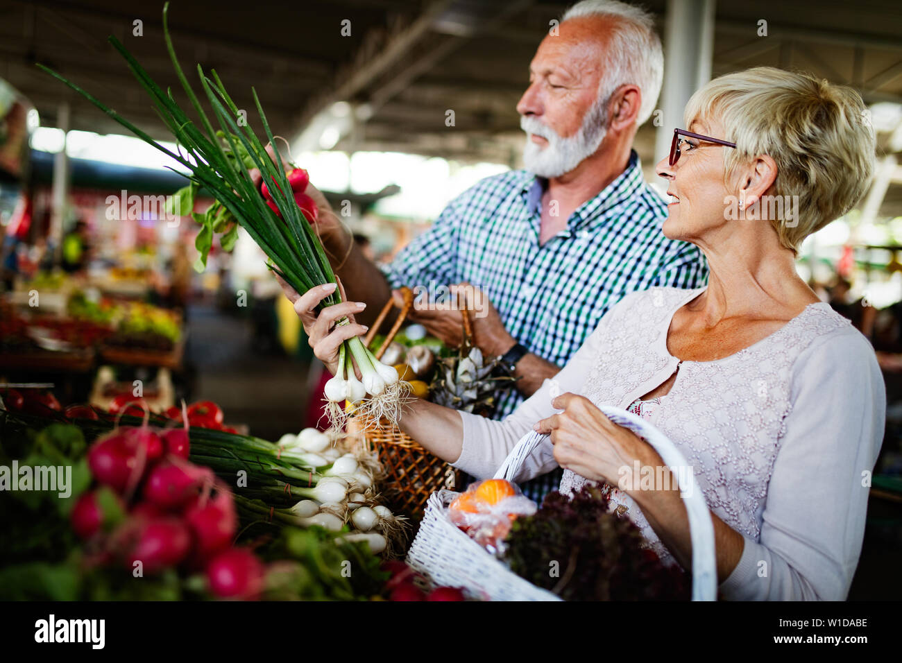 Senior shopping Paar mit Korb auf dem Markt. Gesunde Ernährung. Stockfoto