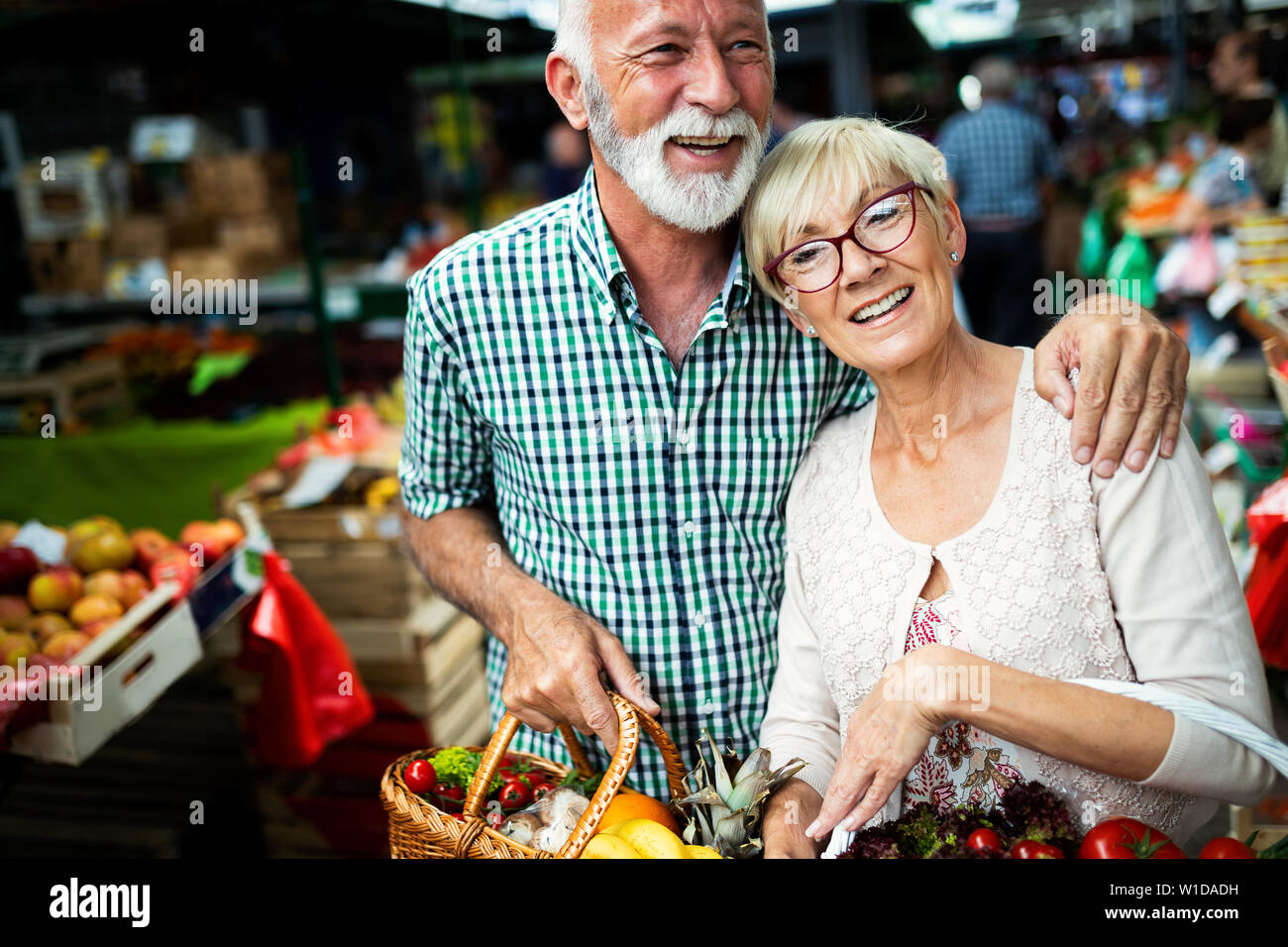 Senior paar Kaufen Frisches Obst und Gemüse auf dem lokalen Markt Stockfoto