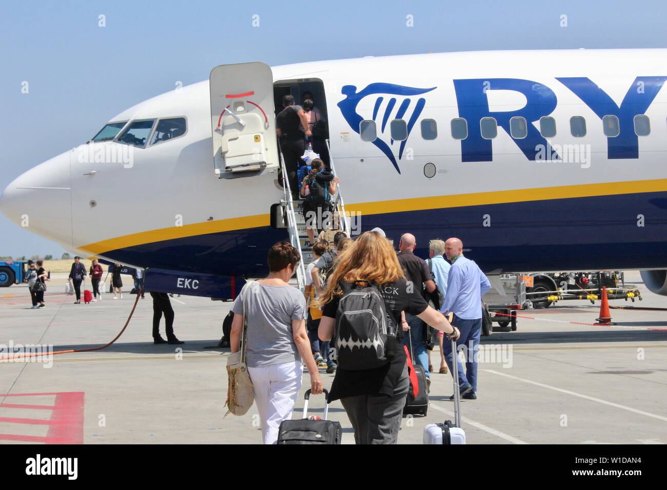 Die Fluggäste einen Ryanair Flug von Asphalt bis Treppen in Athen Griechenland Stockfoto