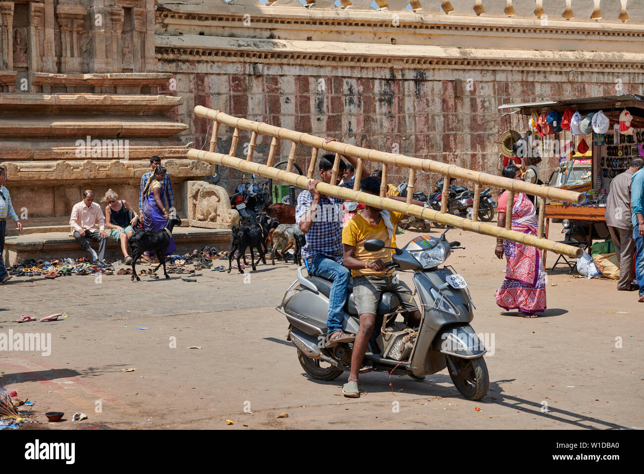 Einheimische mit Leiter, auf dem Motorrad, ranganathaswamy Tempel, Srirangapatna, Karnataka, Indien Stockfoto