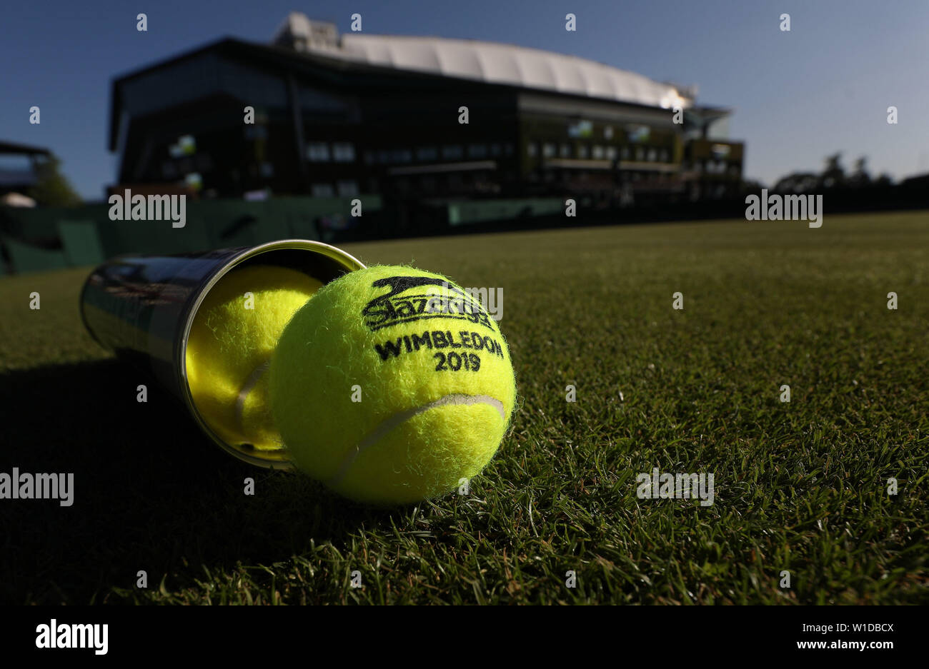 Tennisbälle auf Court 4 am Tag zwei der Wimbledon Championships in der All England Lawn Tennis und Croquet Club, Wimbledon. Stockfoto