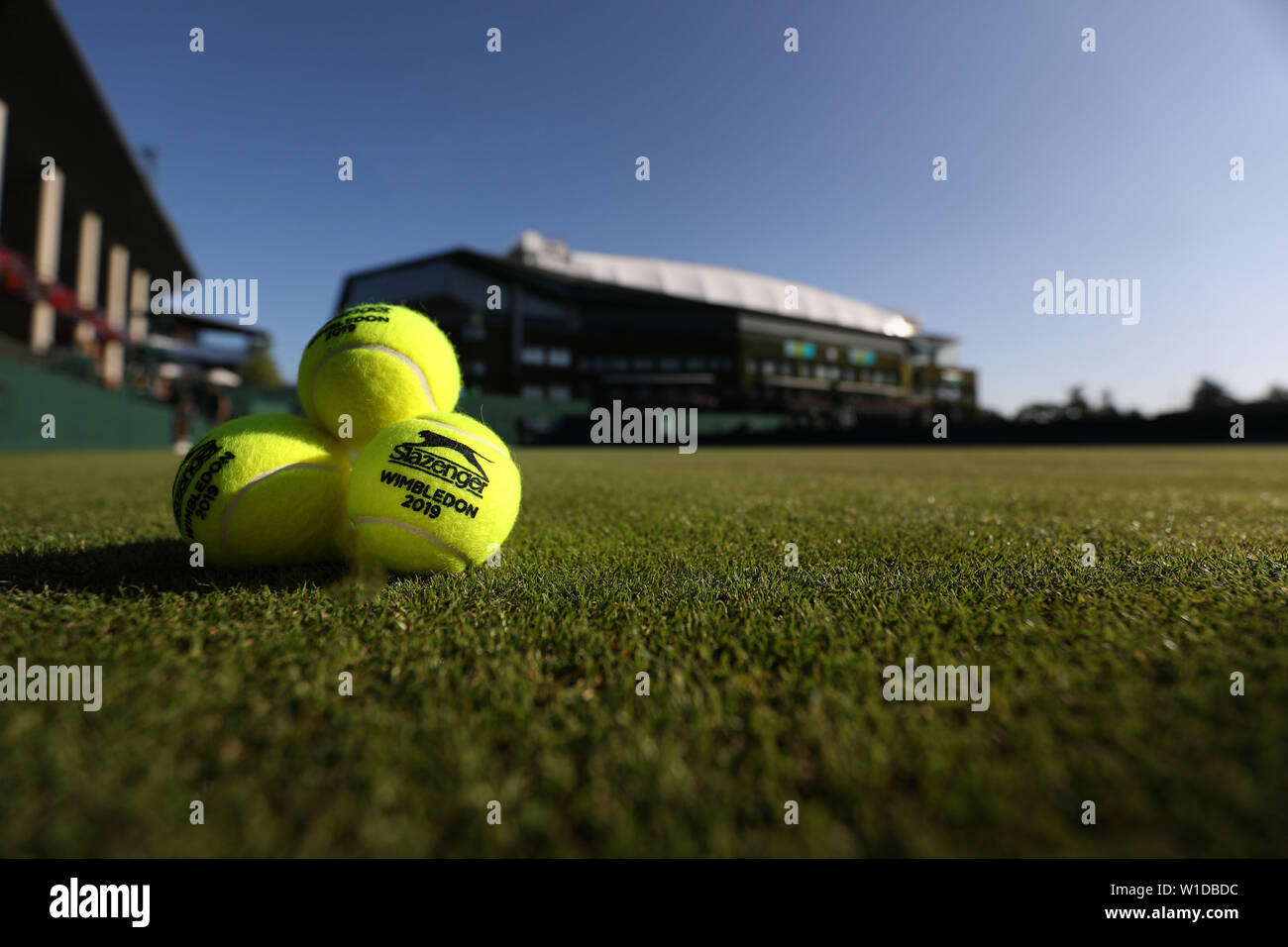 Tennisbälle auf Court 4 am Tag zwei der Wimbledon Championships in der All England Lawn Tennis und Croquet Club, Wimbledon. Stockfoto