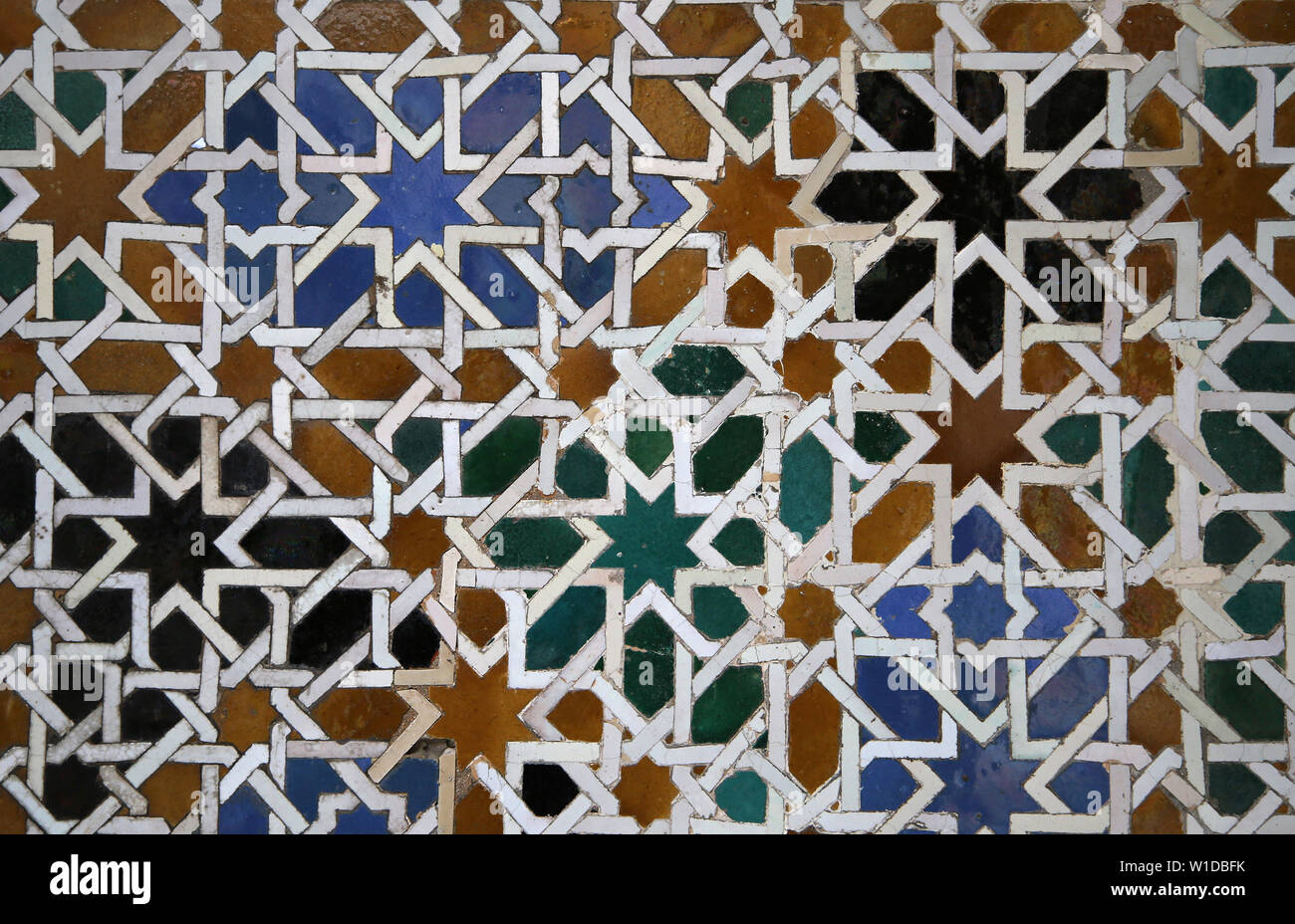 Spanien. Sevilla. Royal Alcazar. Geometrische Muster auf Keramikfliesen. Stockfoto