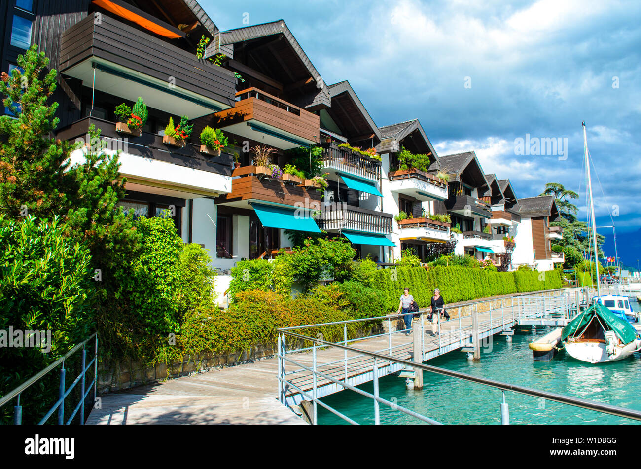 Häuser im Hafen Marina in Spiez am Thunersee (Thuner sehen), Thuner See mit Booten. Kanton Bern, Schweiz. Stockfoto