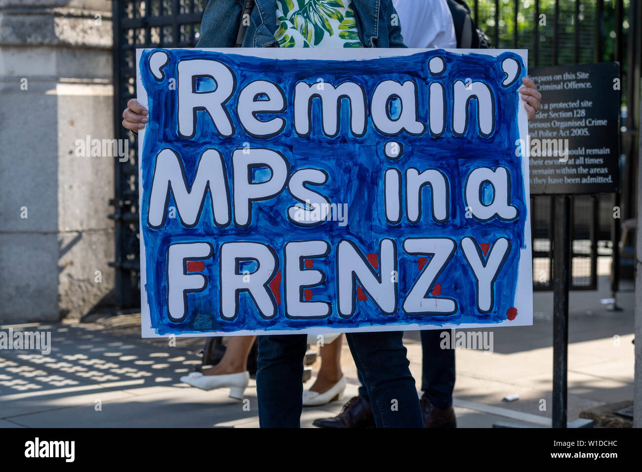 London, Großbritannien. 2. Juli 2019. Brexit protest Banner außerhalb des Parlaments Credit Ian Davidson/Alamy leben Nachrichten Stockfoto