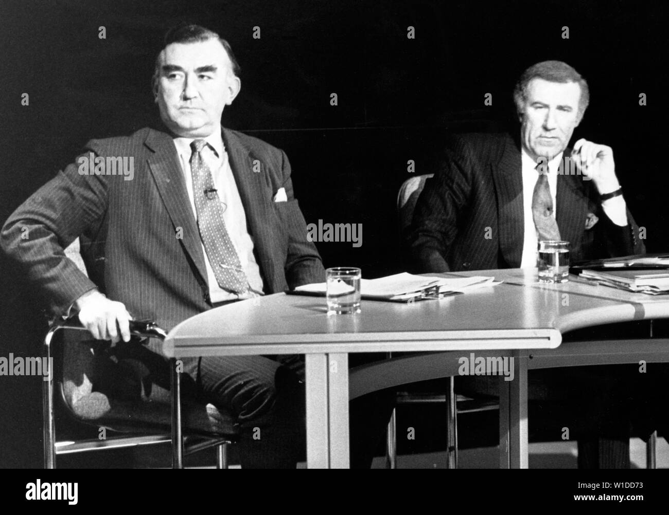 Tory-Abgeordneter für Hampshire East, Michael Mates (l.), Vorsitzender des parteienfreien Ausschusses für Verteidigung, und Andrew Neil, Herausgeber der Sunday Times, die an der Sondersendung „Death on the Rock: The Inquiry“ des Fernsehsenders Thames teilnehmen. **PNR / NEG KOPIEREN Stockfoto