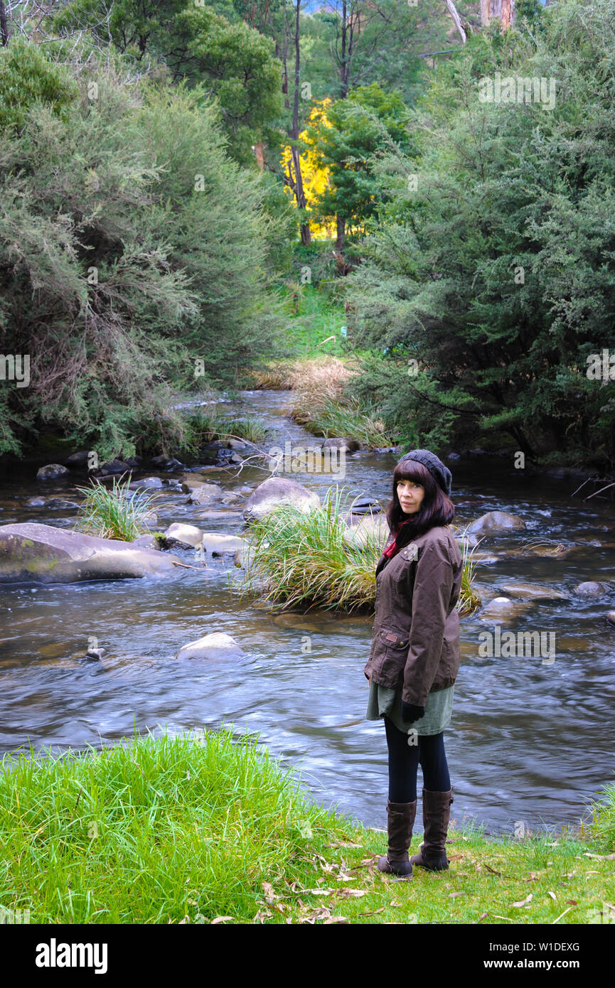 Touristische am Ufer des jugendlichen Yarra River im Oberlauf des Yarra Valley im Land Victoria in Australien. Stockfoto