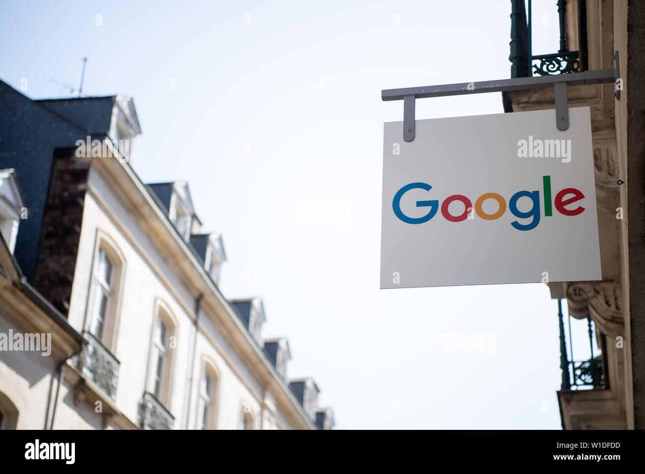 29. Juni 2019, France (Frankreich), Rennes: ein Schild mit der Aufschrift "Google" vor einem Schulungsraum des Unternehmens hängt. Foto: Sebastian Gollnow/dpa Stockfoto