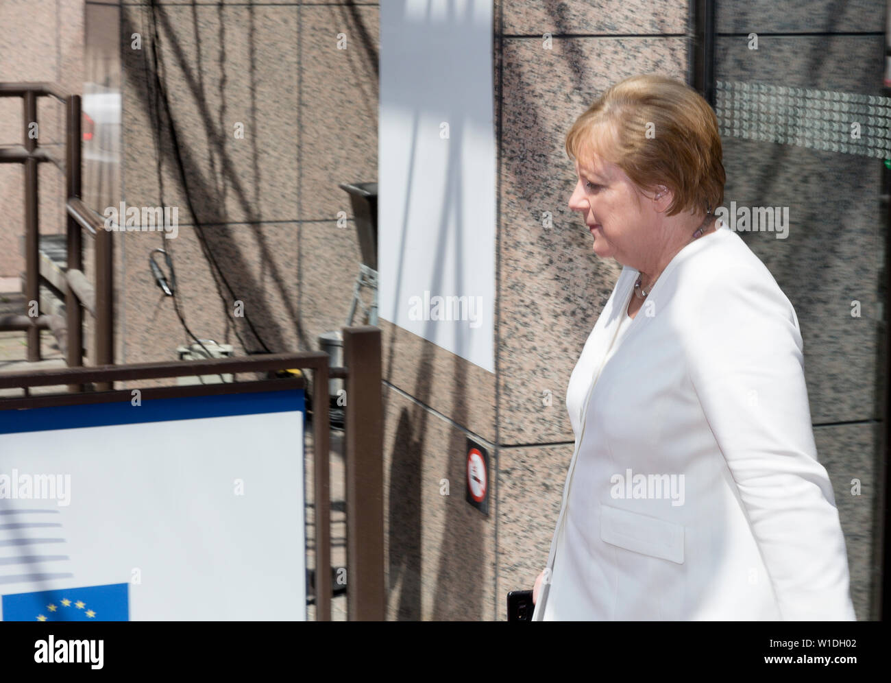 01 Juli 2019, Belgien, Brüssel: Angela Merkel, Bundeskanzlerin der Bundesrepublik Deutschland, verlässt das Gebäude nach der Vertagung der Beratungen mit ihren EU-Kollegen im Streit um die Europäischen top Büros auf dem EU-Sondergipfel. Foto: Thierry Monasse/dpa Stockfoto