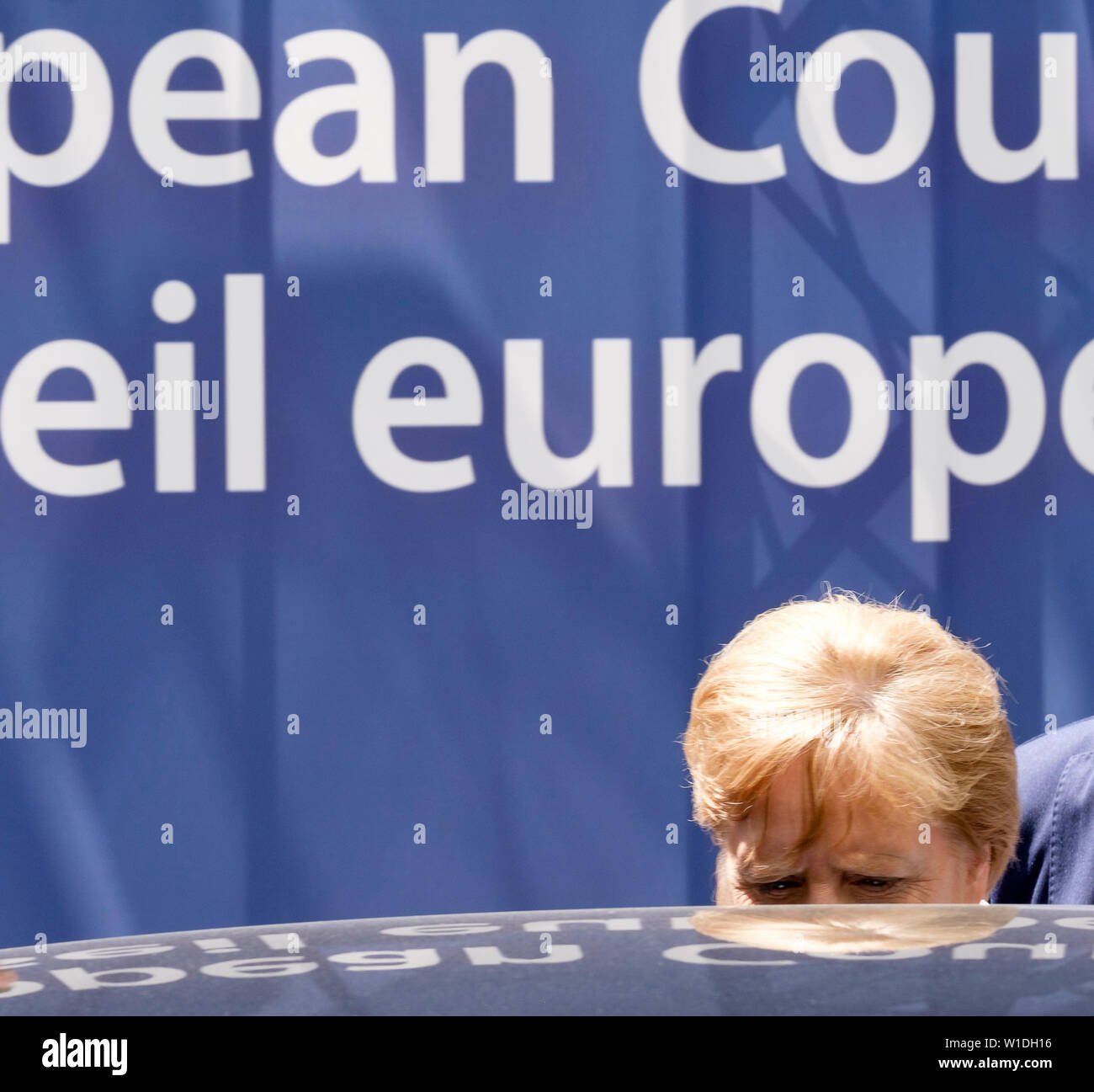 01 Juli 2019, Belgien, Brüssel: Angela Merkel, Bundeskanzlerin der Bundesrepublik Deutschland, verlässt das Gebäude nach der Vertagung der Beratungen mit ihren EU-Kollegen im Streit um die Europäischen top Büros auf dem EU-Sondergipfel. Foto: Thierry Monasse/dpa Stockfoto