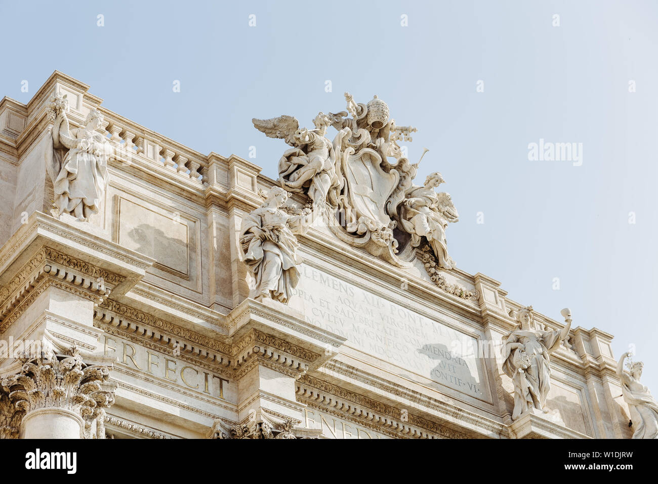 Detail von Skulpturen aus der Oberseite des Trevi Brunnen (Fontana di Trevi) in Rom, Italien. Stockfoto