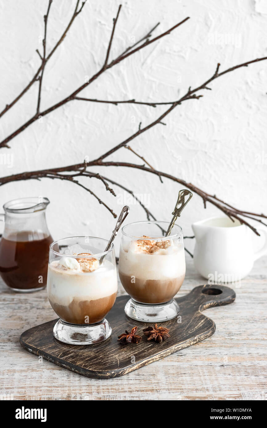 Eiskaffee mit Vanilleeis und Zimt auf einen hellen Hintergrund Stockfoto
