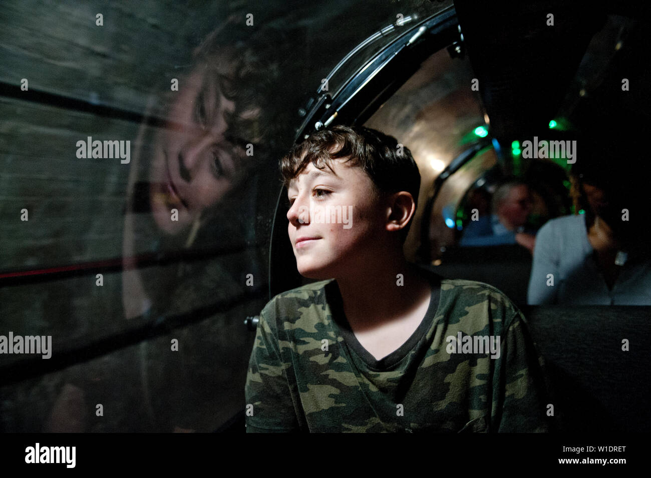 Teenager reiten auf dem Mail Rail Zug am Postal Museum, London, Stockfoto