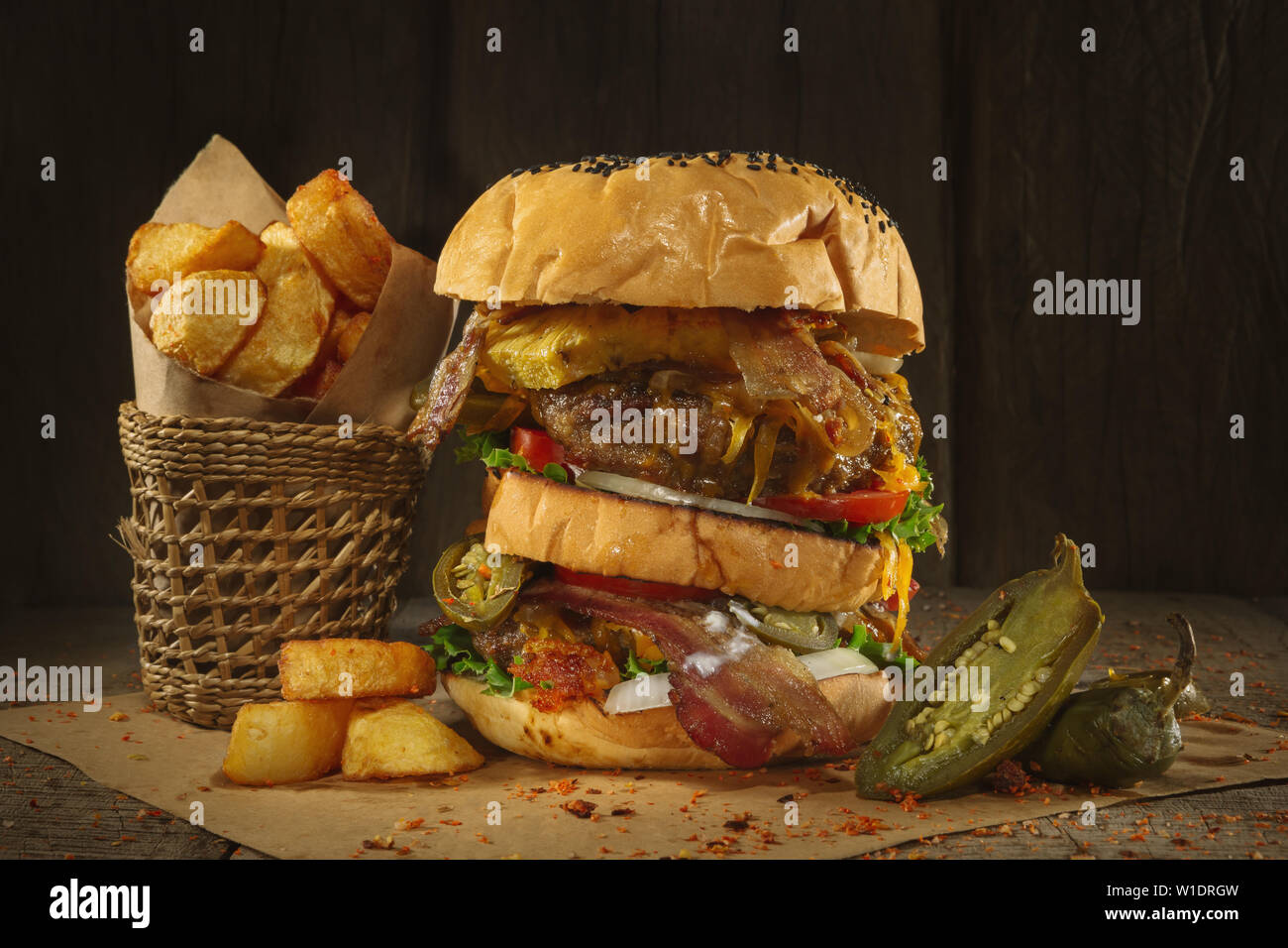 Burger mit Rindfleisch und Bratkartoffeln auf Holztisch Stockfoto