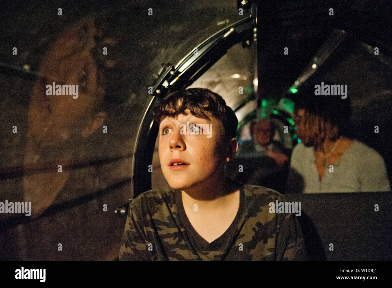 Teenager reiten auf dem Mail Rail Zug am Postal Museum, London, Stockfoto