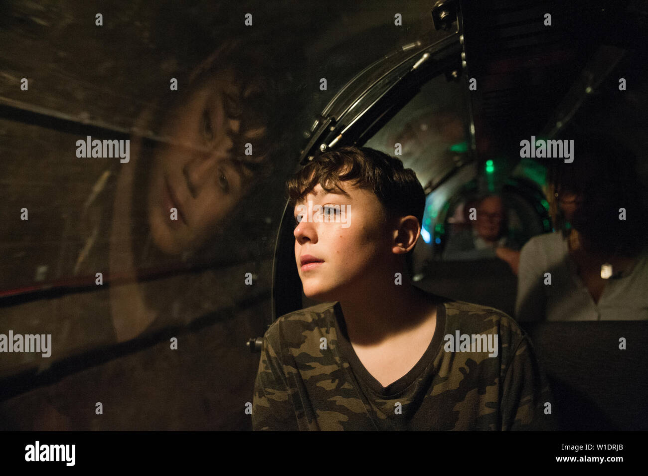 Teenager reiten auf dem Mail Rail Zug am Postal Museum, London, Stockfoto