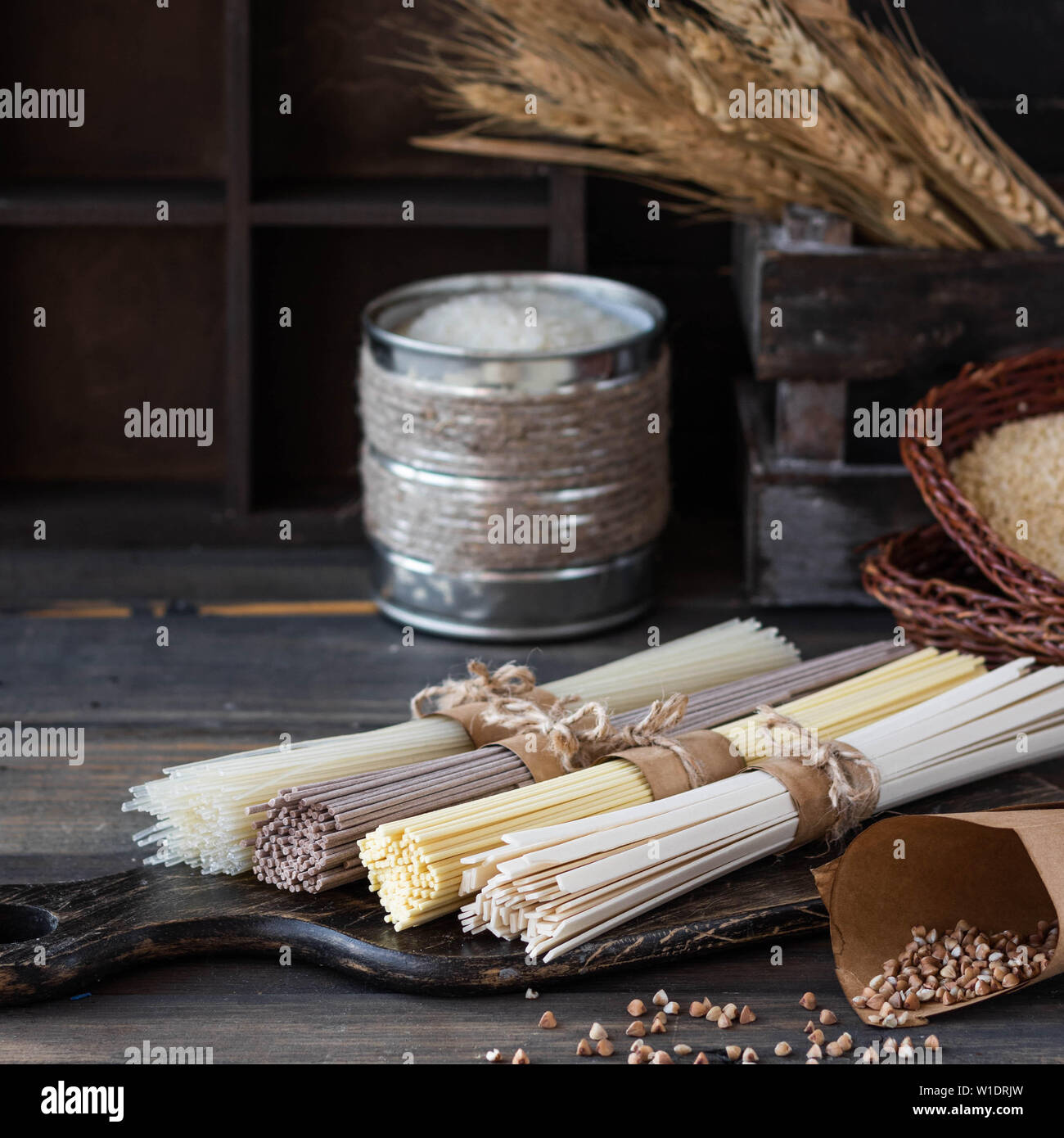 Glutenfrei Buchweizen, Ei und Reis Nudeln sortiert. Stockfoto