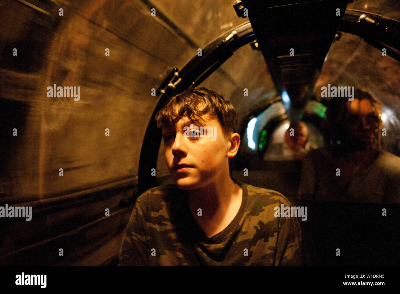 Teenager reiten auf dem Mail Rail Zug am Postal Museum, London, Stockfoto