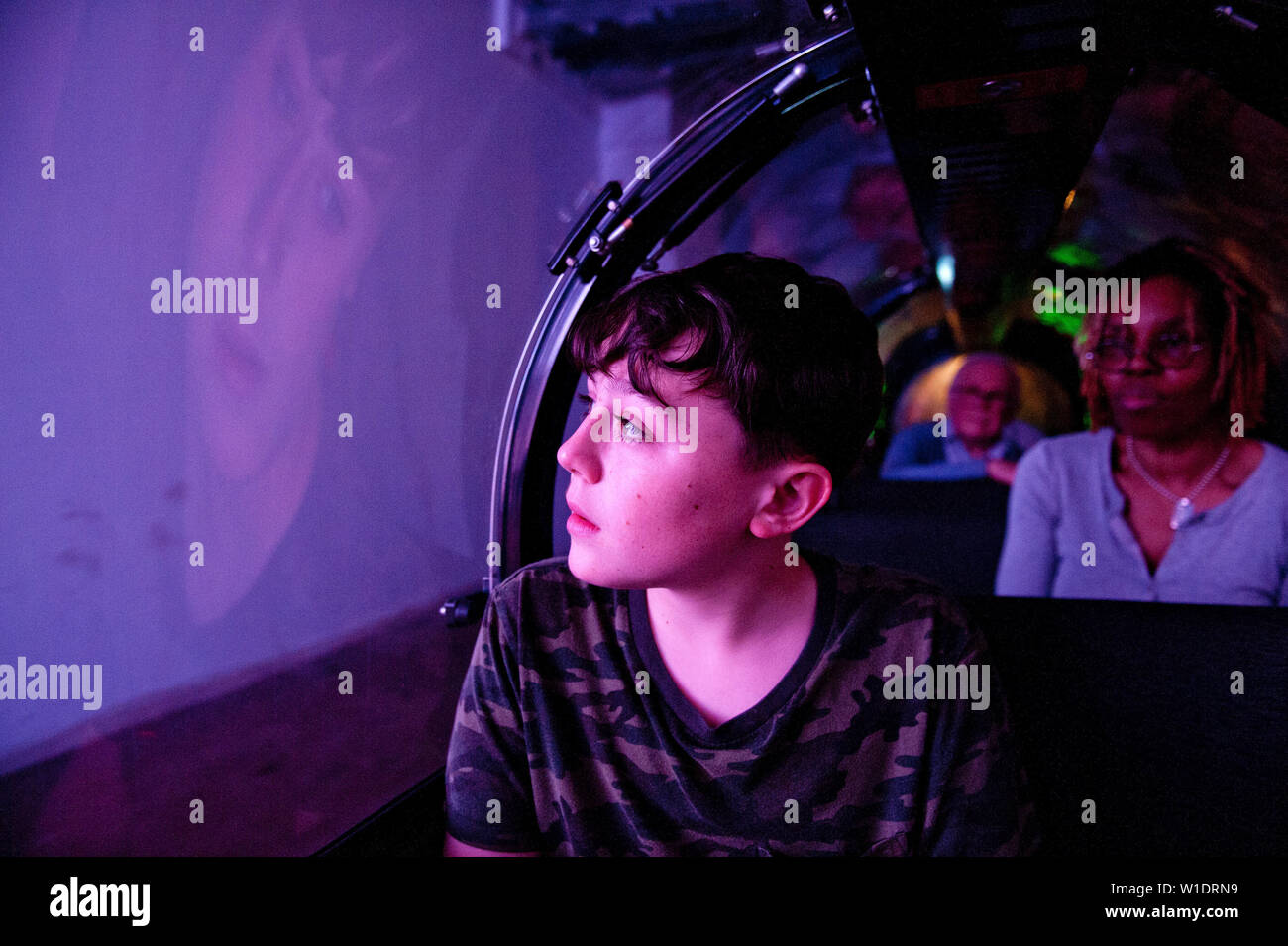 Teenager reiten auf dem Mail Rail Zug am Postal Museum, London, Stockfoto