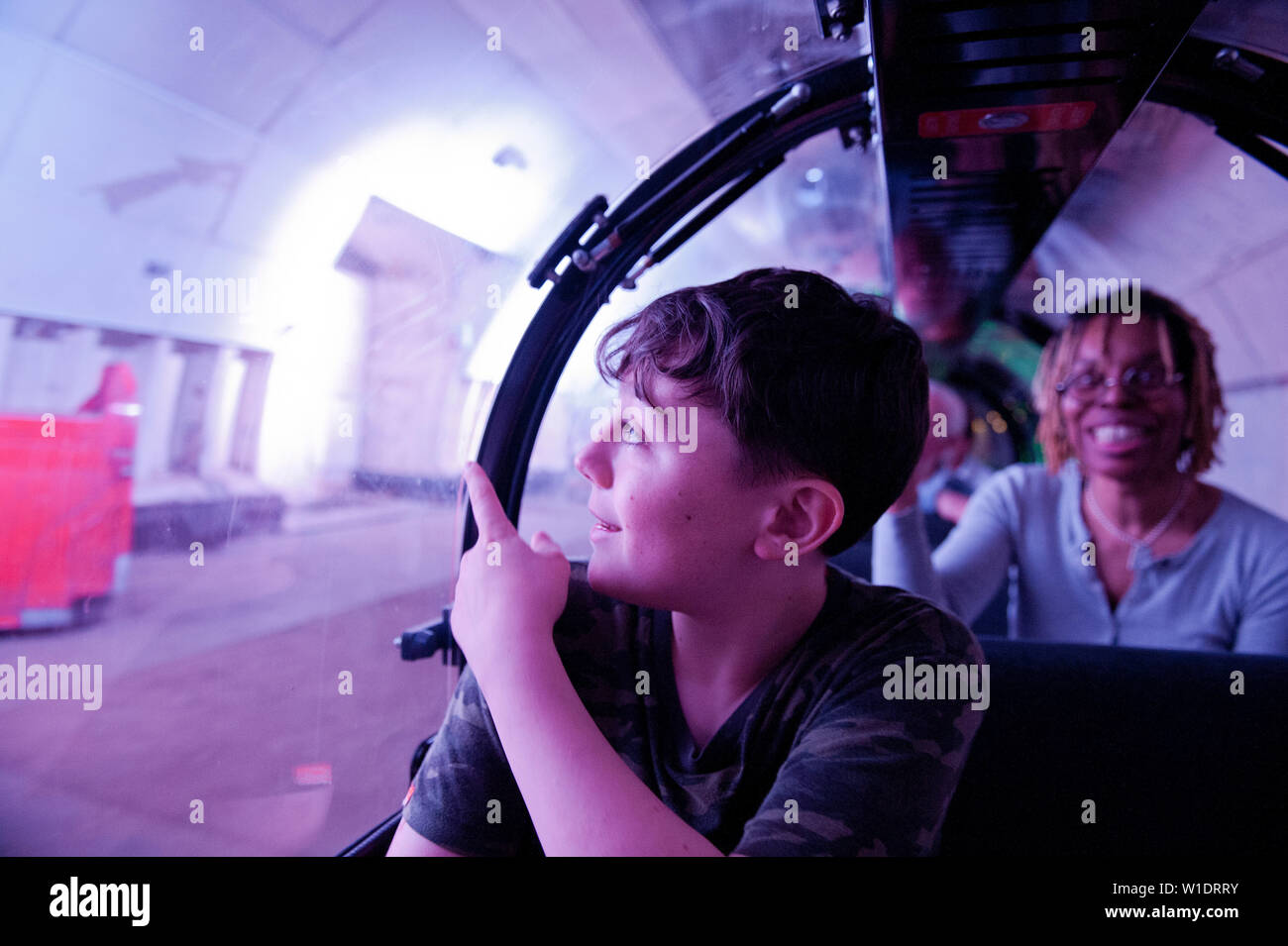 Teenager reiten auf dem Mail Rail Zug am Postal Museum, London, Stockfoto