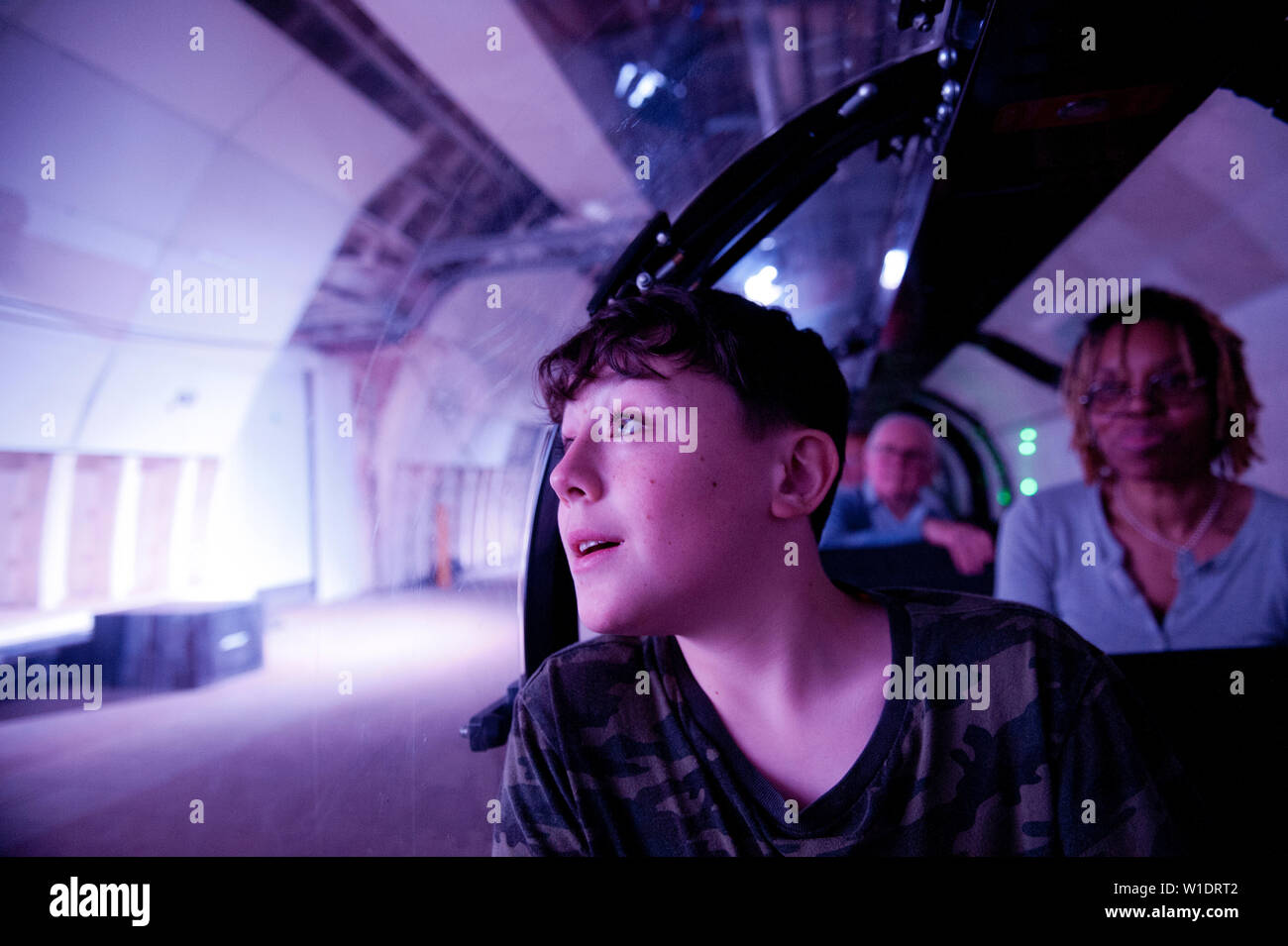 Teenager reiten auf dem Mail Rail Zug am Postal Museum, London, Stockfoto