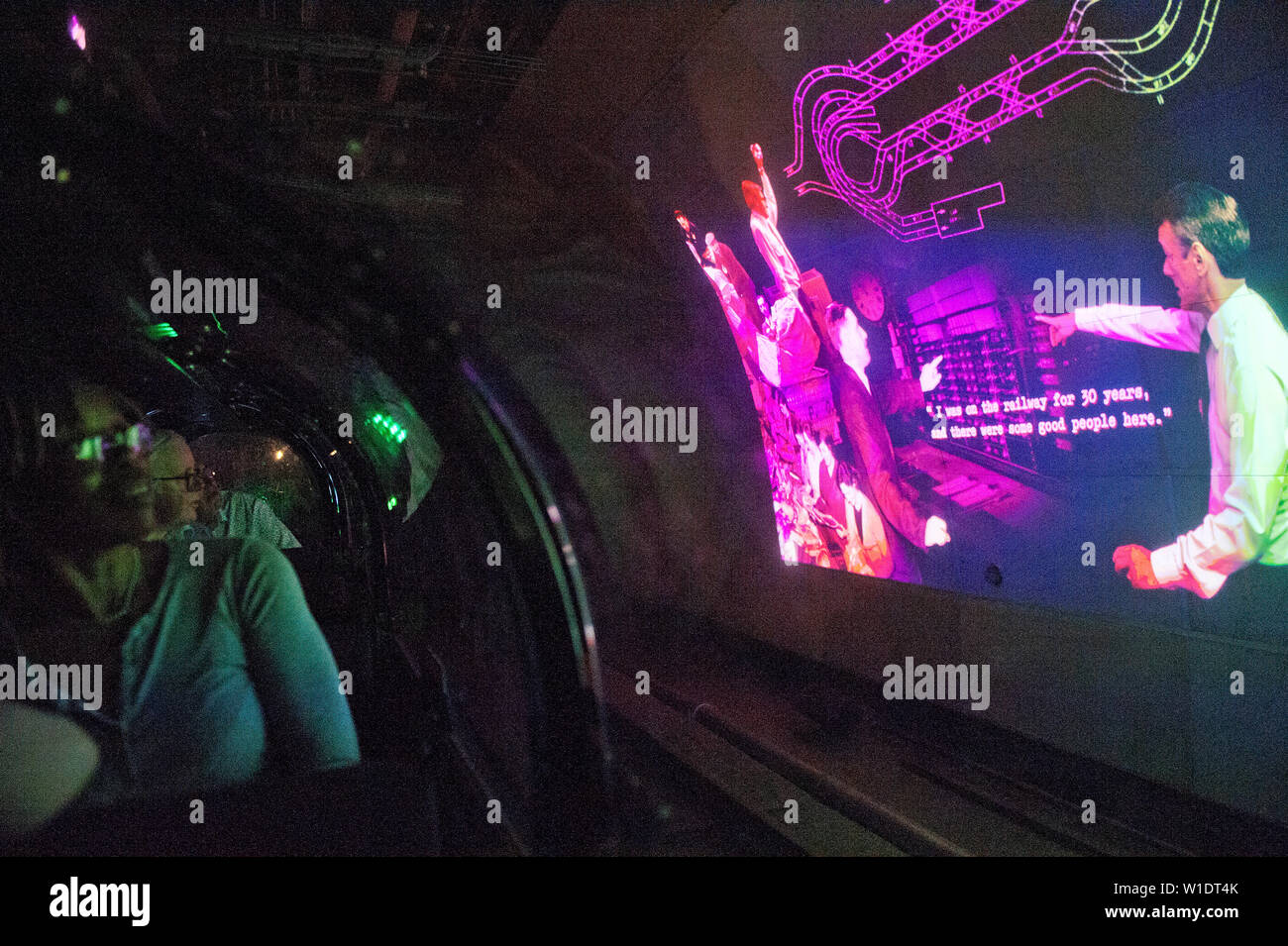 Teenager reiten auf dem Mail Rail Zug am Postal Museum, London, Stockfoto