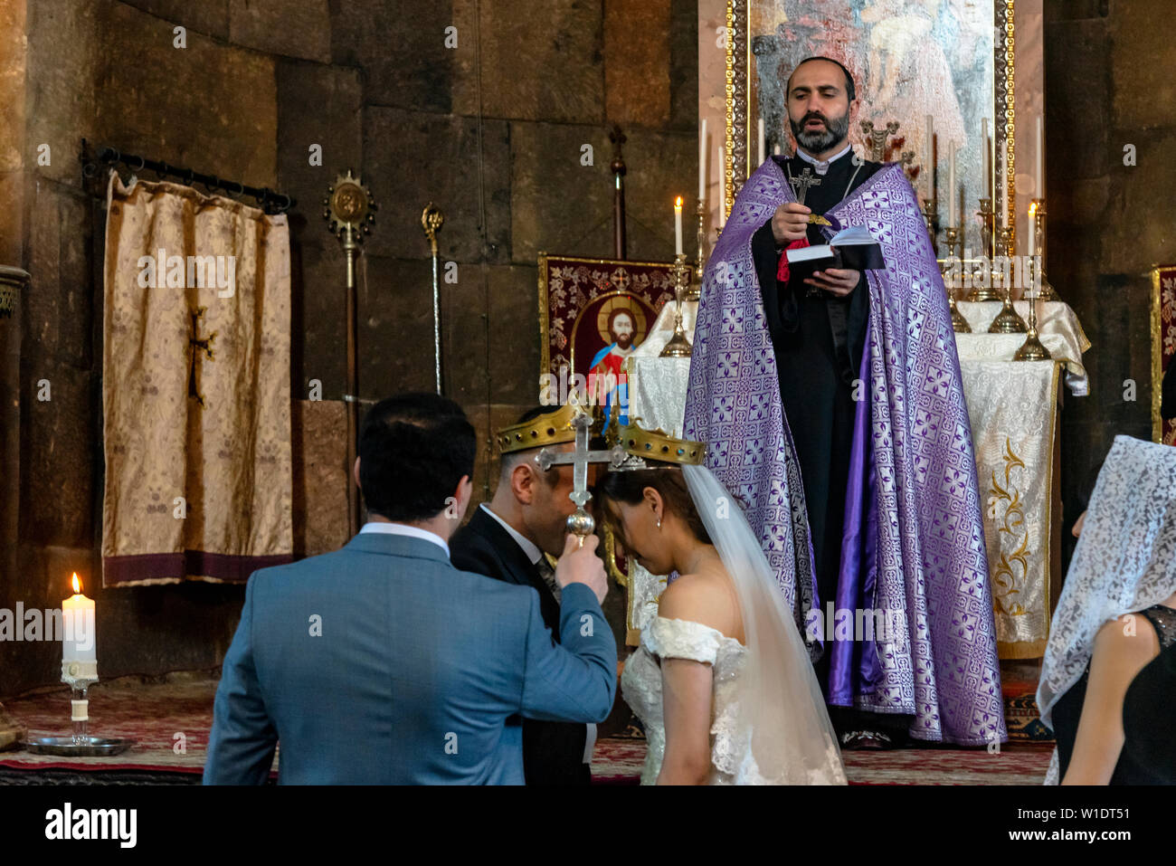 Trauung im St. Gayane Kirche. Die Kirche wurde 630 erbaut. Der Priester betet für die Trauung. Vagashpat, Armenien. Stockfoto