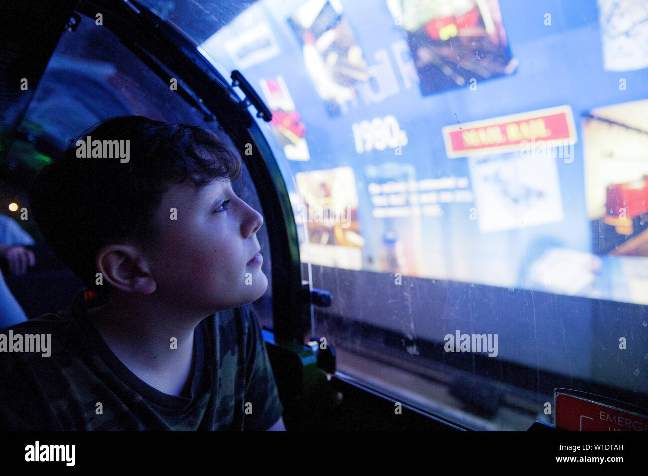Teenager reiten auf dem Mail Rail Zug am Postal Museum, London, Stockfoto