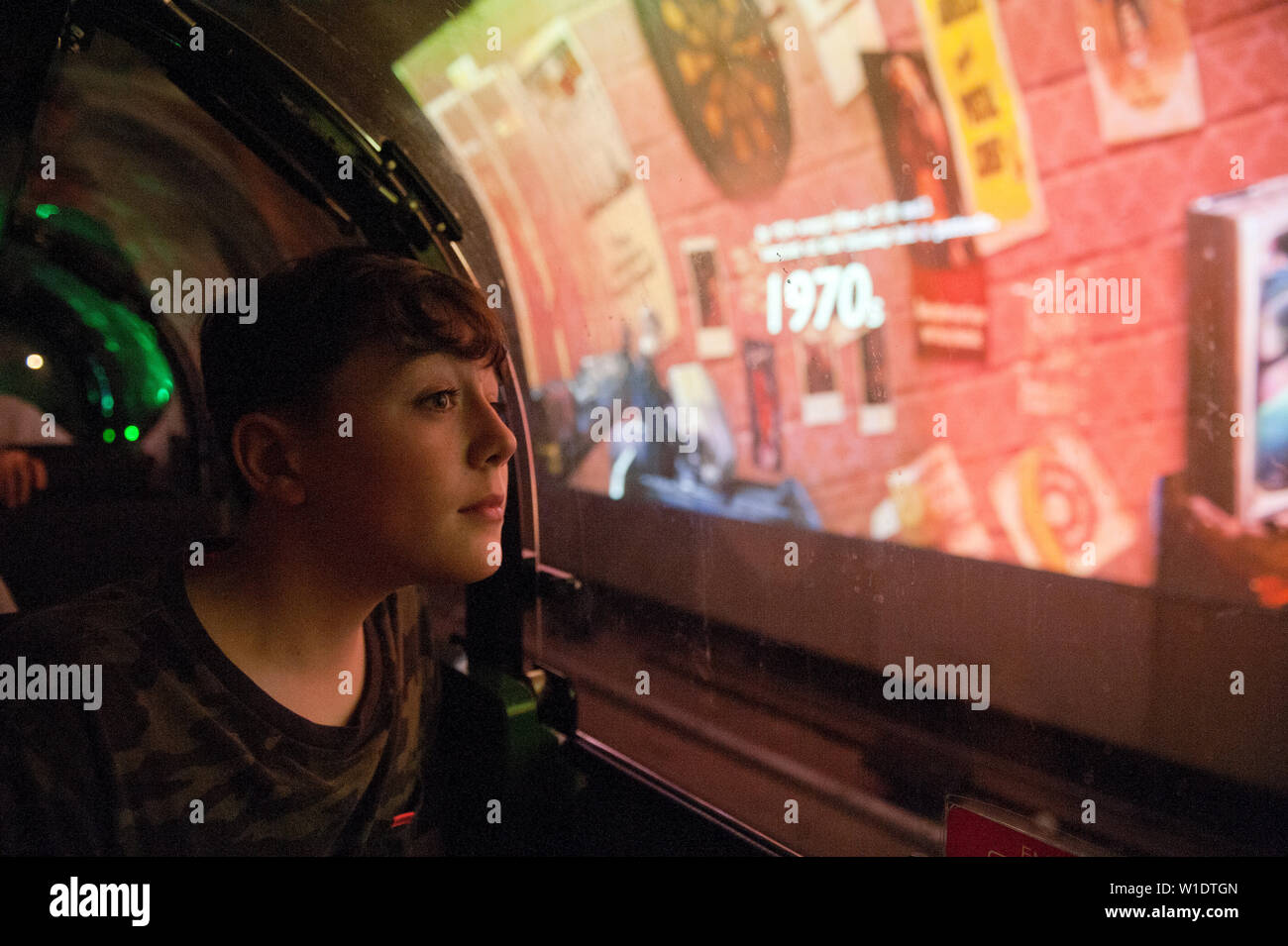 Teenager reiten auf dem Mail Rail Zug am Postal Museum, London, Stockfoto
