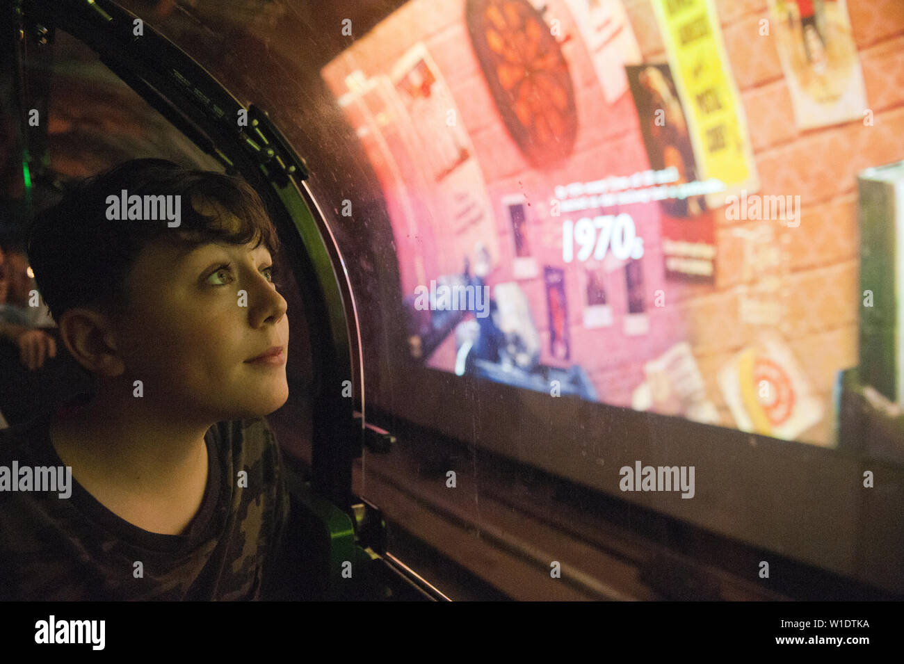 Teenager reiten auf dem Mail Rail Zug am Postal Museum, London, Stockfoto