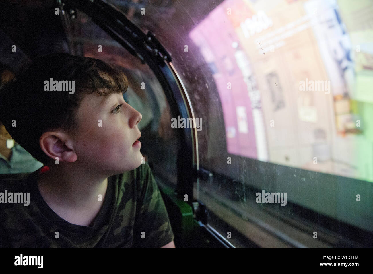 Teenager reiten auf dem Mail Rail Zug am Postal Museum, London, Stockfoto