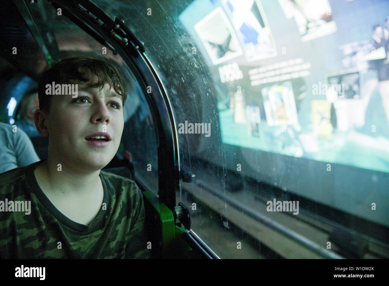 Teenager reiten auf dem Mail Rail Zug am Postal Museum, London, Stockfoto