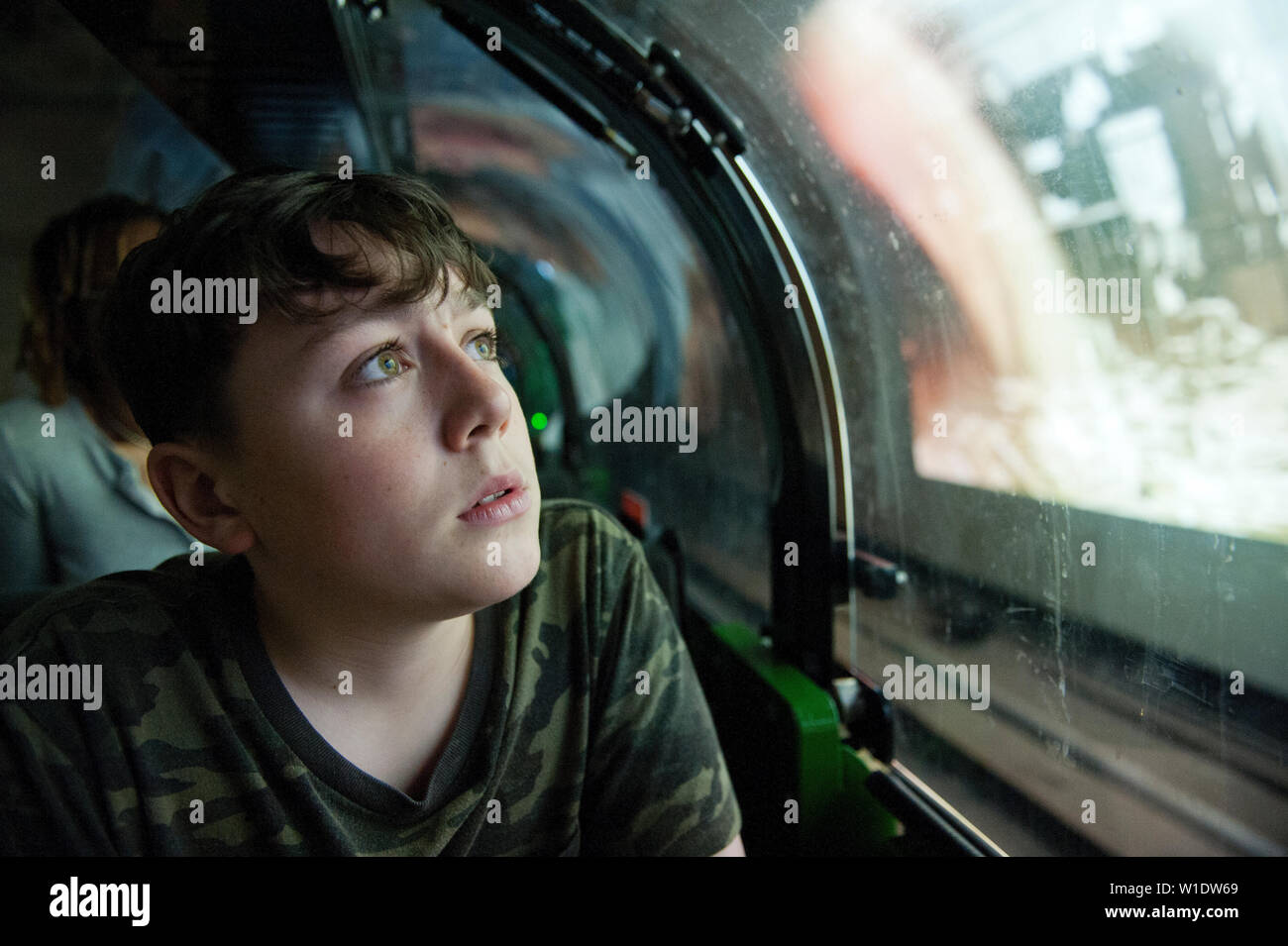 Teenager reiten auf dem Mail Rail Zug am Postal Museum, London, Stockfoto