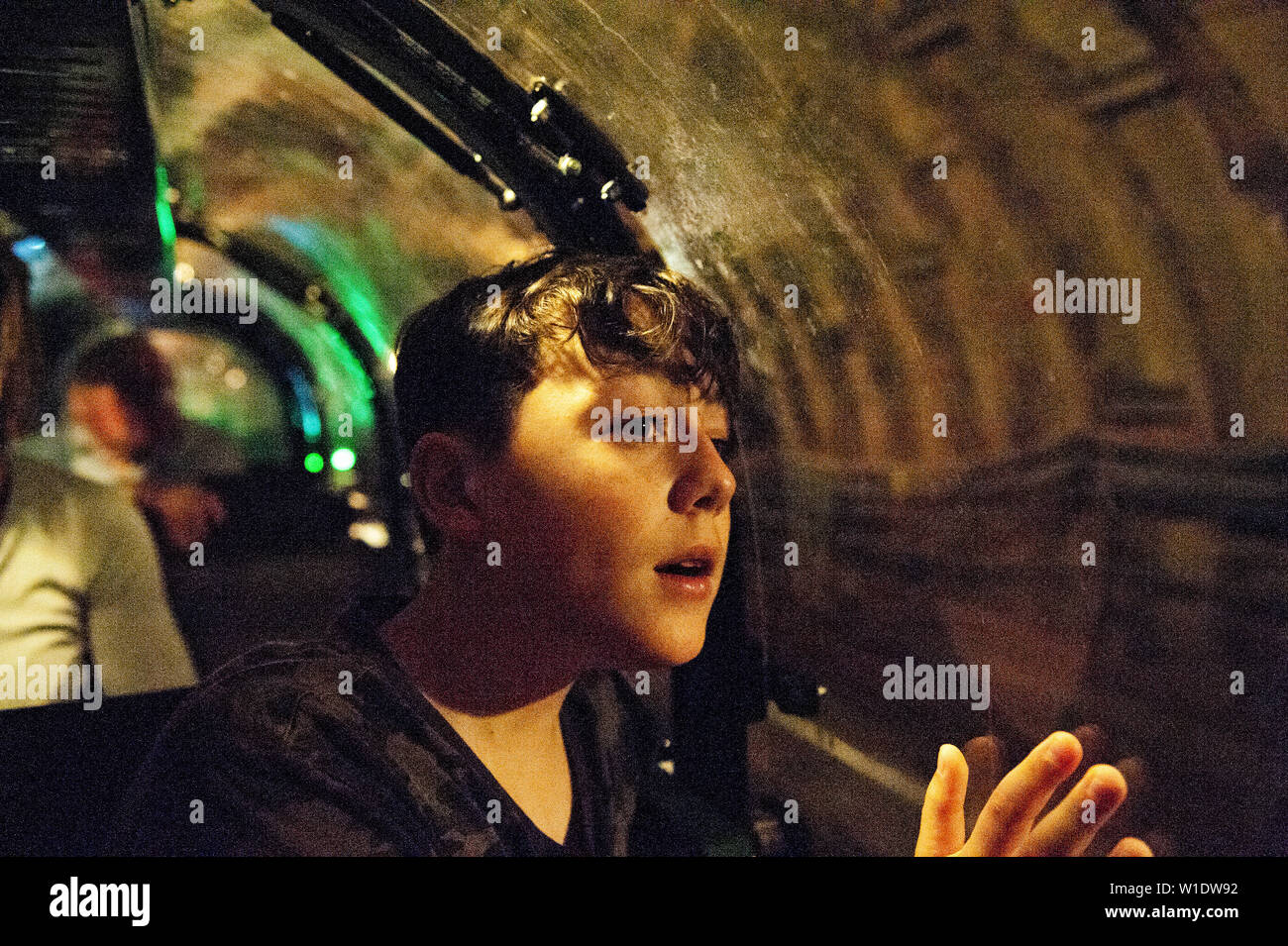 Teenager reiten auf dem Mail Rail Zug am Postal Museum, London, Stockfoto