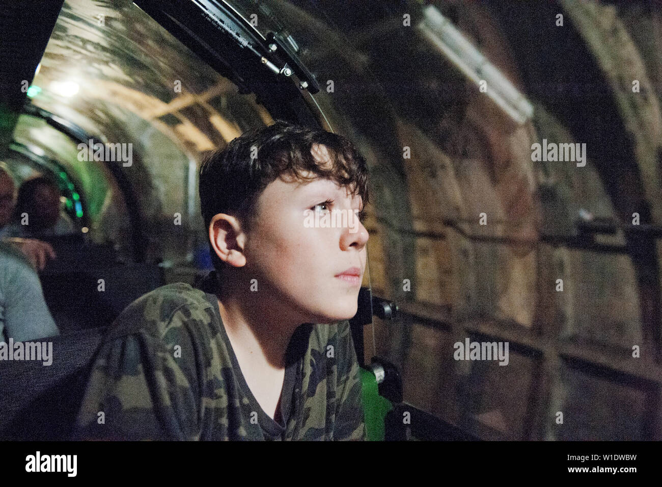 Teenager reiten auf dem Mail Rail Zug am Postal Museum, London, Stockfoto