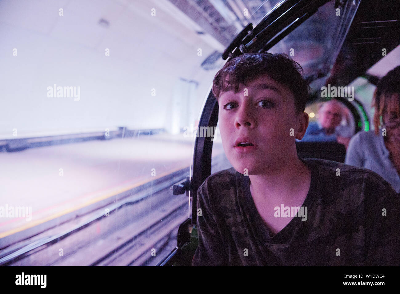 Teenager reiten auf dem Mail Rail Zug am Postal Museum, London, Stockfoto